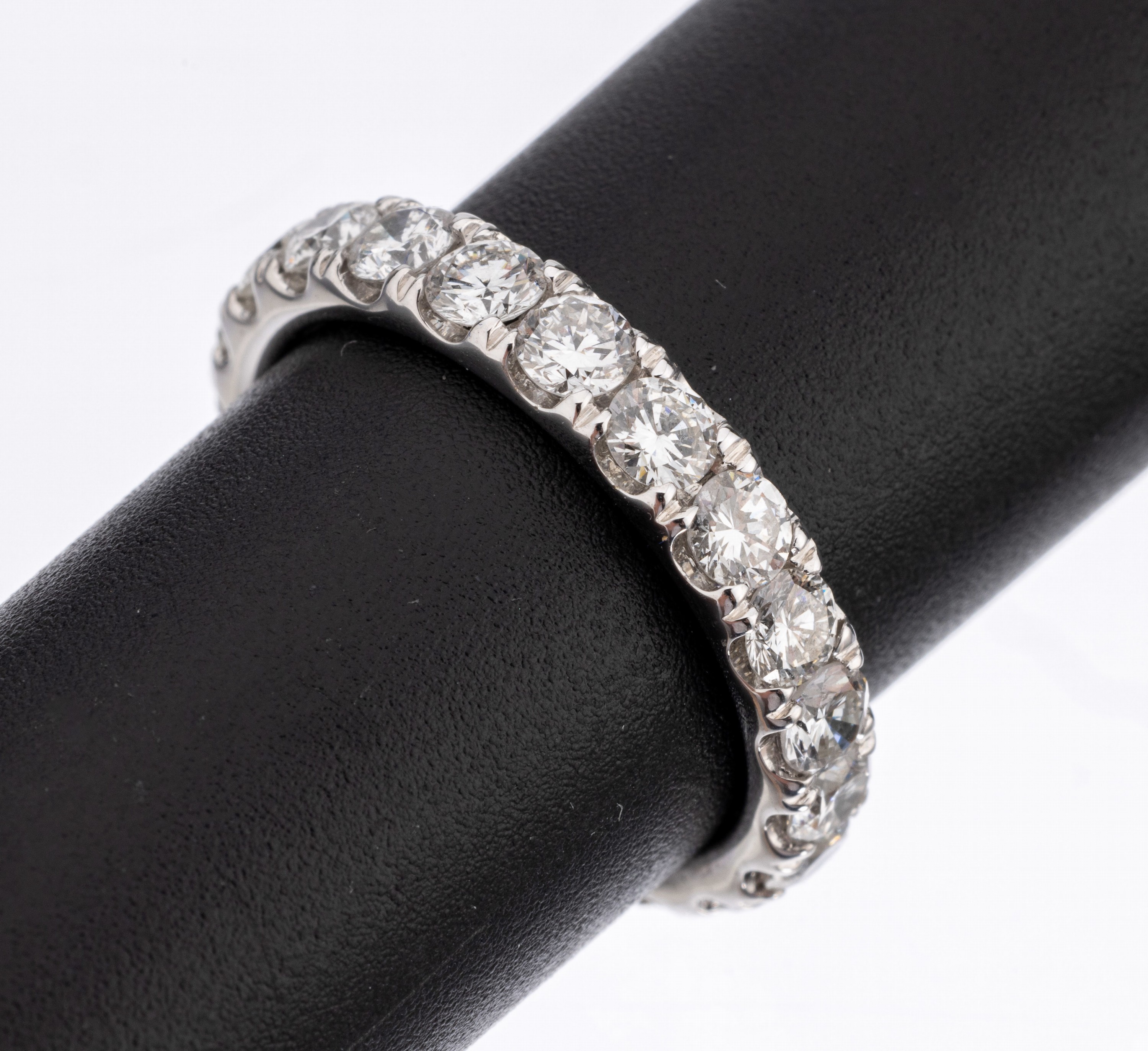 14 kt Gold Brillant-Memoryring, WG 585/000,21 Brillanten zus. ca. 2.43 ct (grav.) Weiß/si, RW 55, ca. 3.6 g
