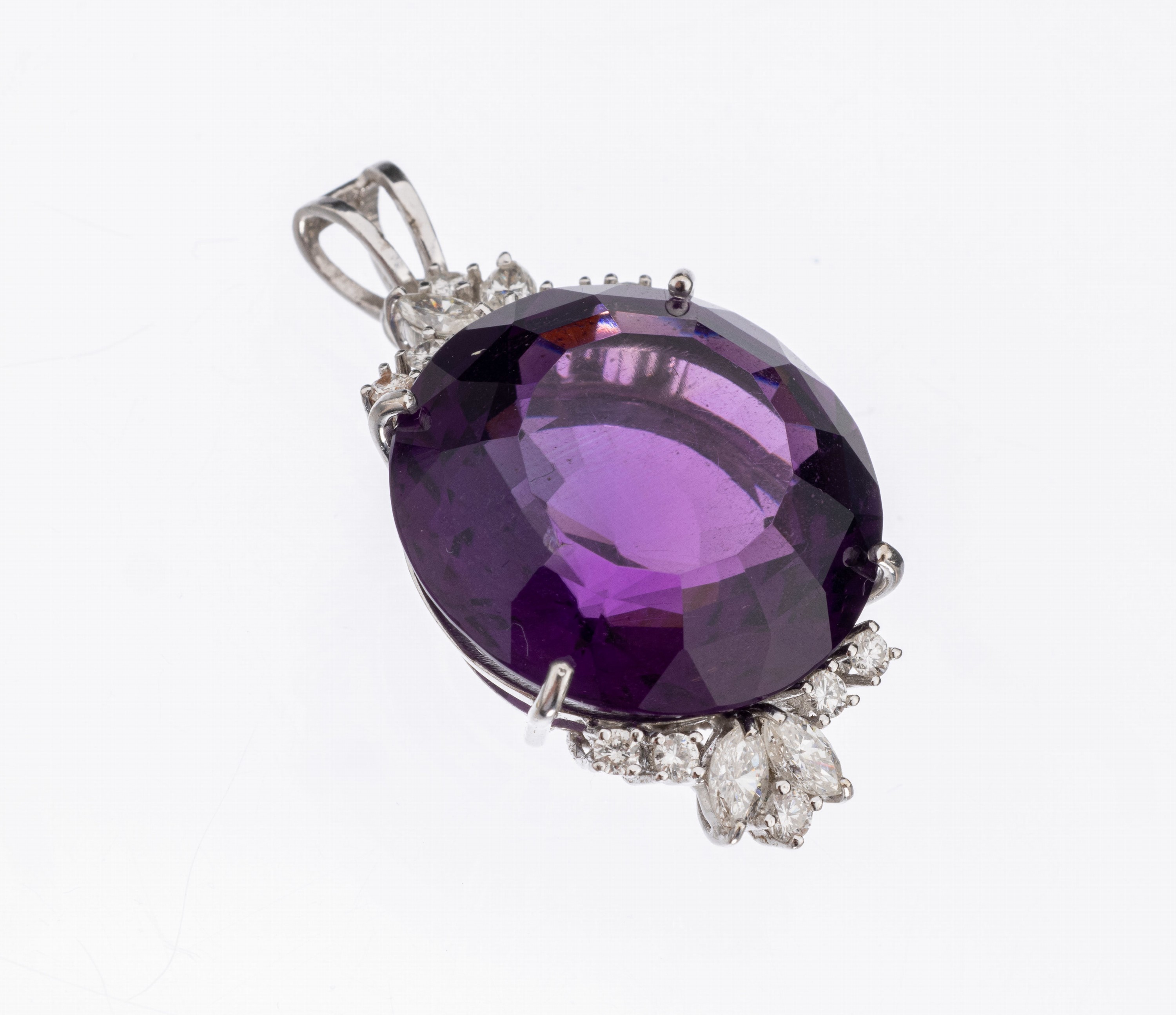 14 kt Gold Amethyst-Diamant-Anhänger, WG 585/000, mittig rundfacett. Amethyst von intensiver Farbe ca. 20.00 ct (min. besch.), 10 Brillanten und 4 ...