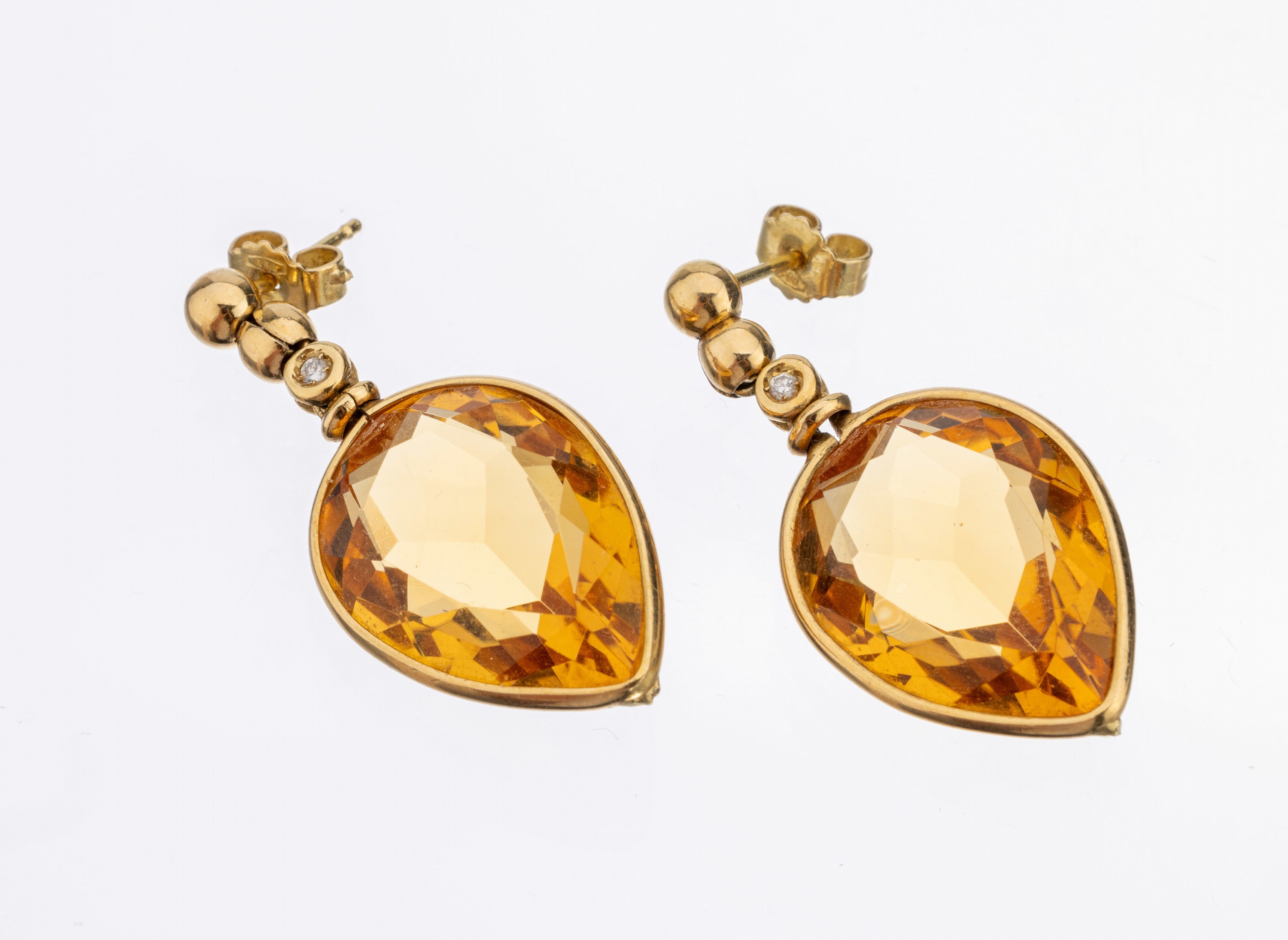 Paar 18 kt Gold Citrin-Brillant-Ohrstecker, GG 750/000, 2 facett. Citrin-Tropfen zus. ca. 25.0 ct, 2 Brillanten zus. ca. 0.04 ct Weiss/si, ca. 9.9 g