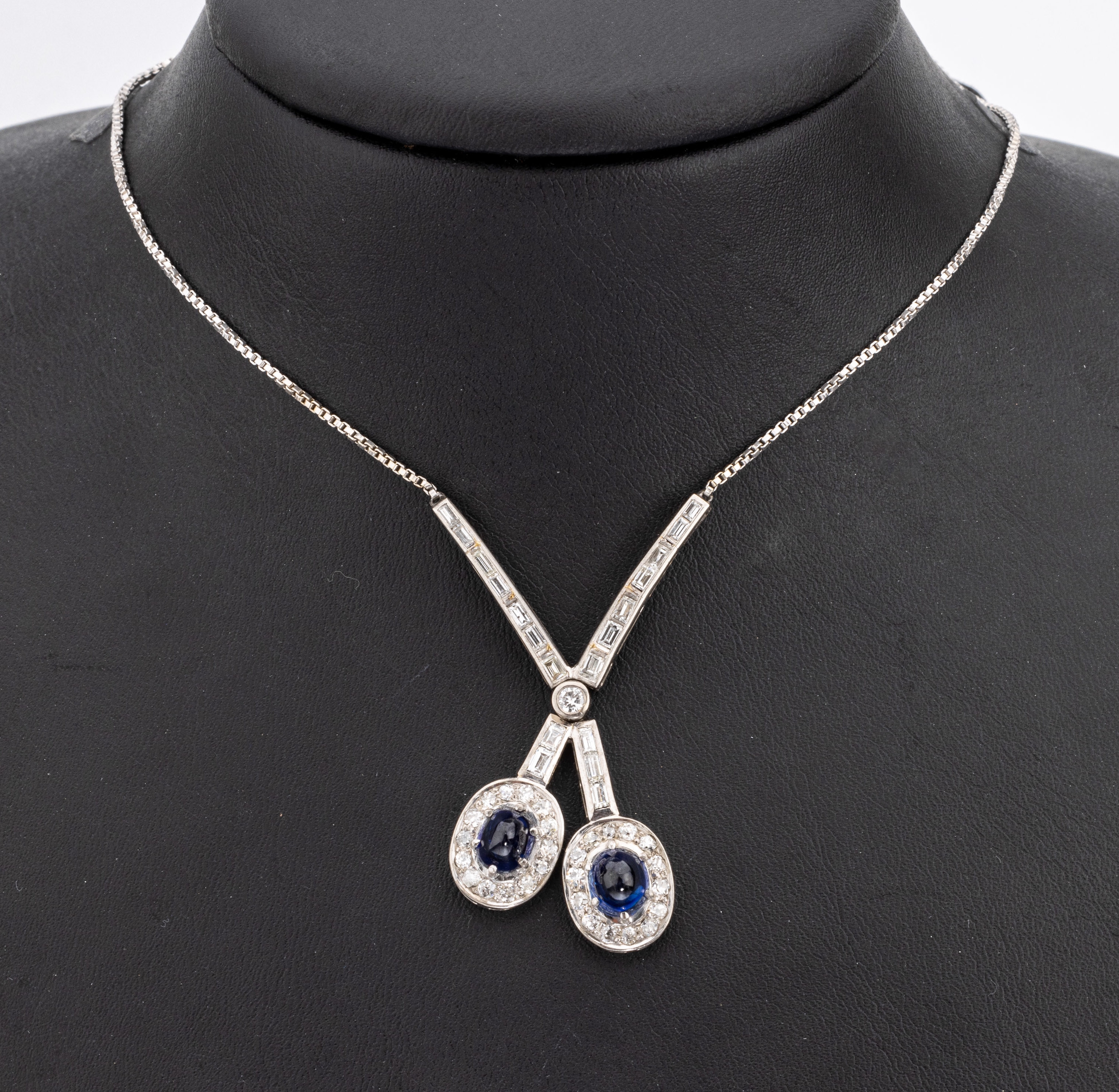 18 kt Gold Diamant-Saphir-Collier, WG 750/000, 29 Altschliffdiamanten und 19 Diamantbaguettes zus. ca. 3.0 ct Weiß-l.get.Weiß/p, 2 hohe ...