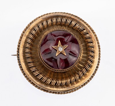 Image Unusual 8 kt gold garnet-diamond-brooch , YG 333/000 tested, approx. 1890, round, ...