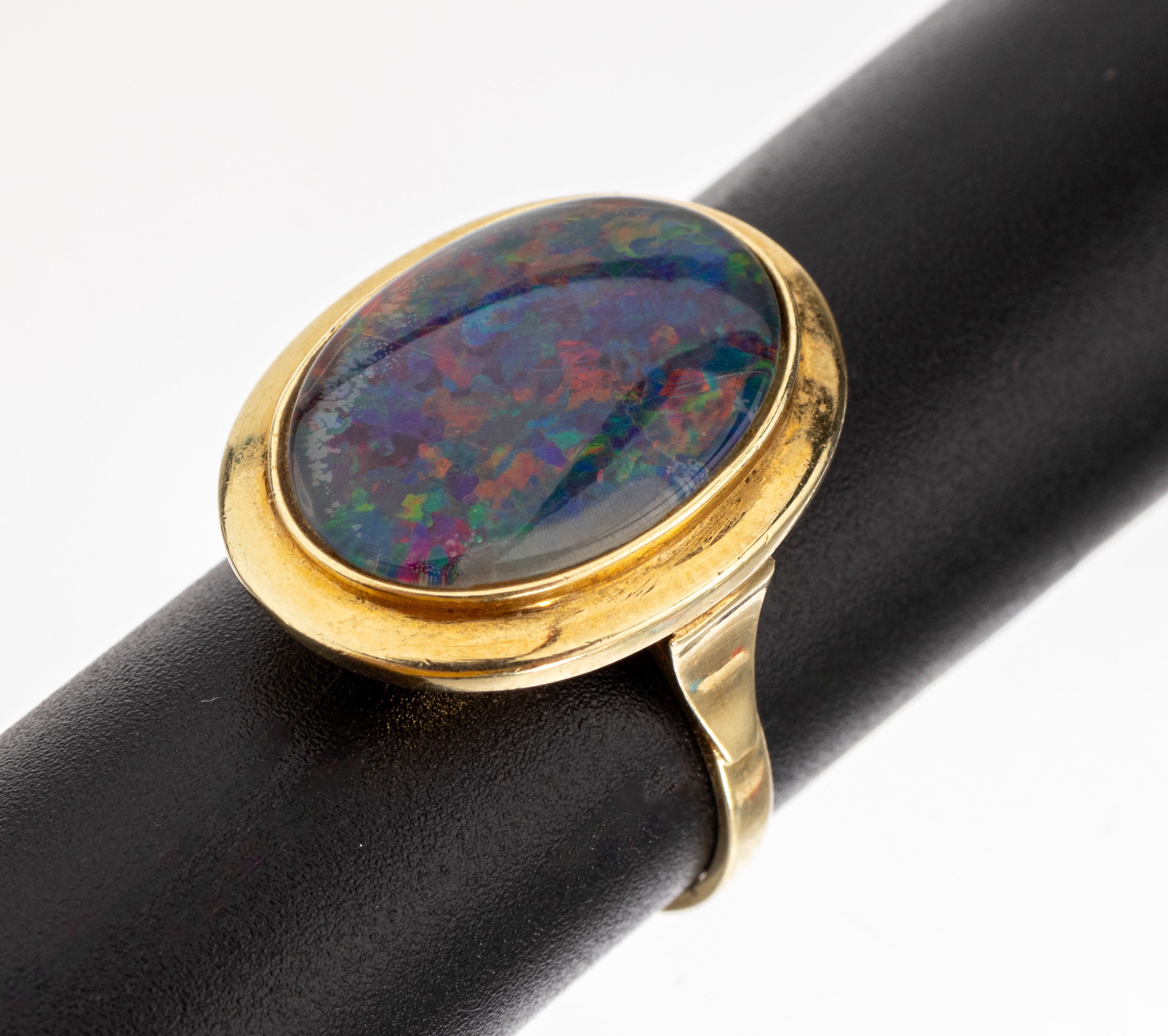 14 kt Gold Opal-Ring, GG 585/000, schlicht,ovaler Ringkopf mit Opaltriplette, ca. 3.0 ct,Farbspiel blau, rot und grün, RW 58, ca. 7.7 g