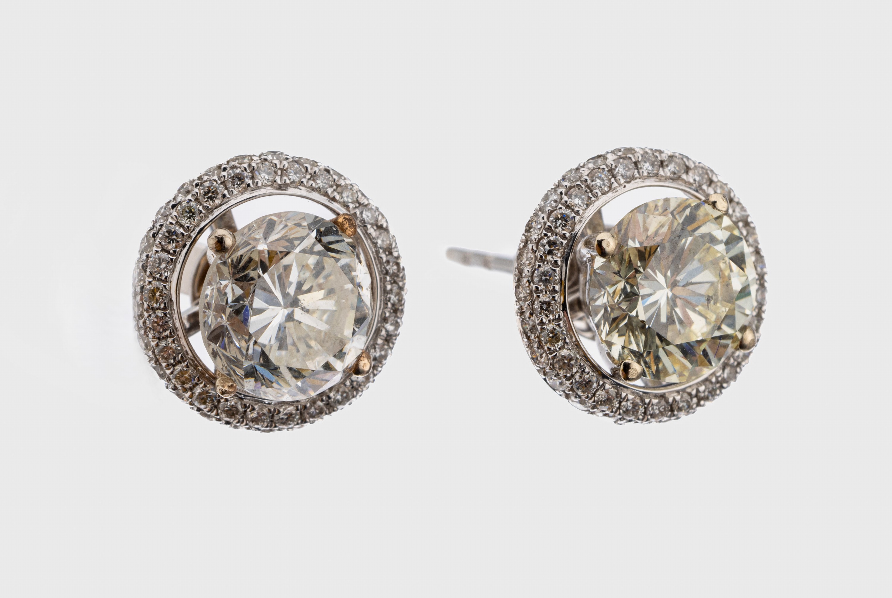 Paar 18 kt Gold Brillant-Ohrstecker, WG 750/000, 2 Brillanten zus. ca. 2.75 ct l.get.Weiß-get.Weiß/si-p, abnehmbarer Kranz mit Brillanten zus. ca. ...