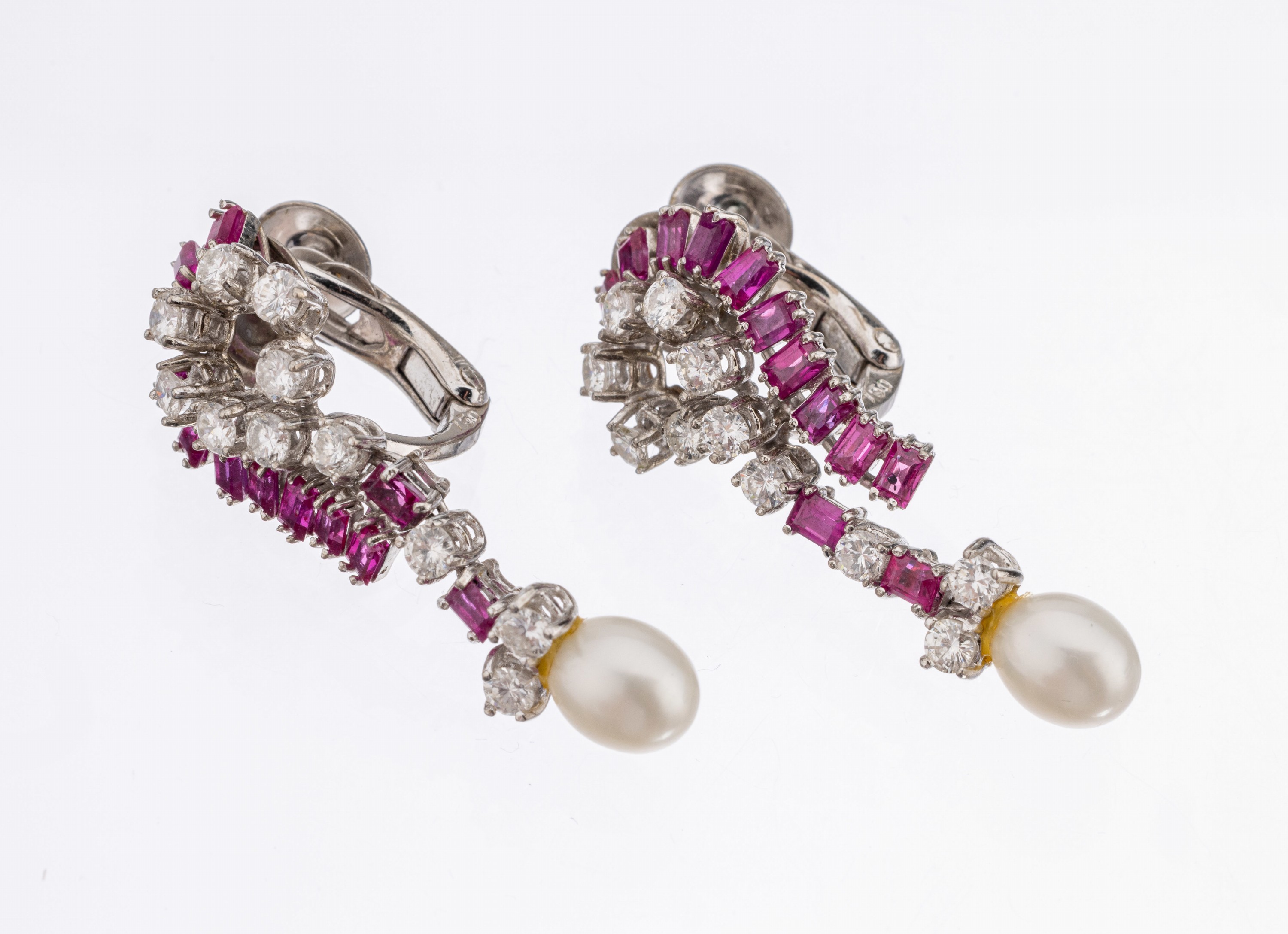 Paar 18 kt Gold Rubin-Brillant-Perl-Ohrclips, WG 750/000, geschwungen, teilw. bewegl., 24Rubin-Baguettes zus. ca. 1.50 ct, 22 Brillanten zus. ca. ...