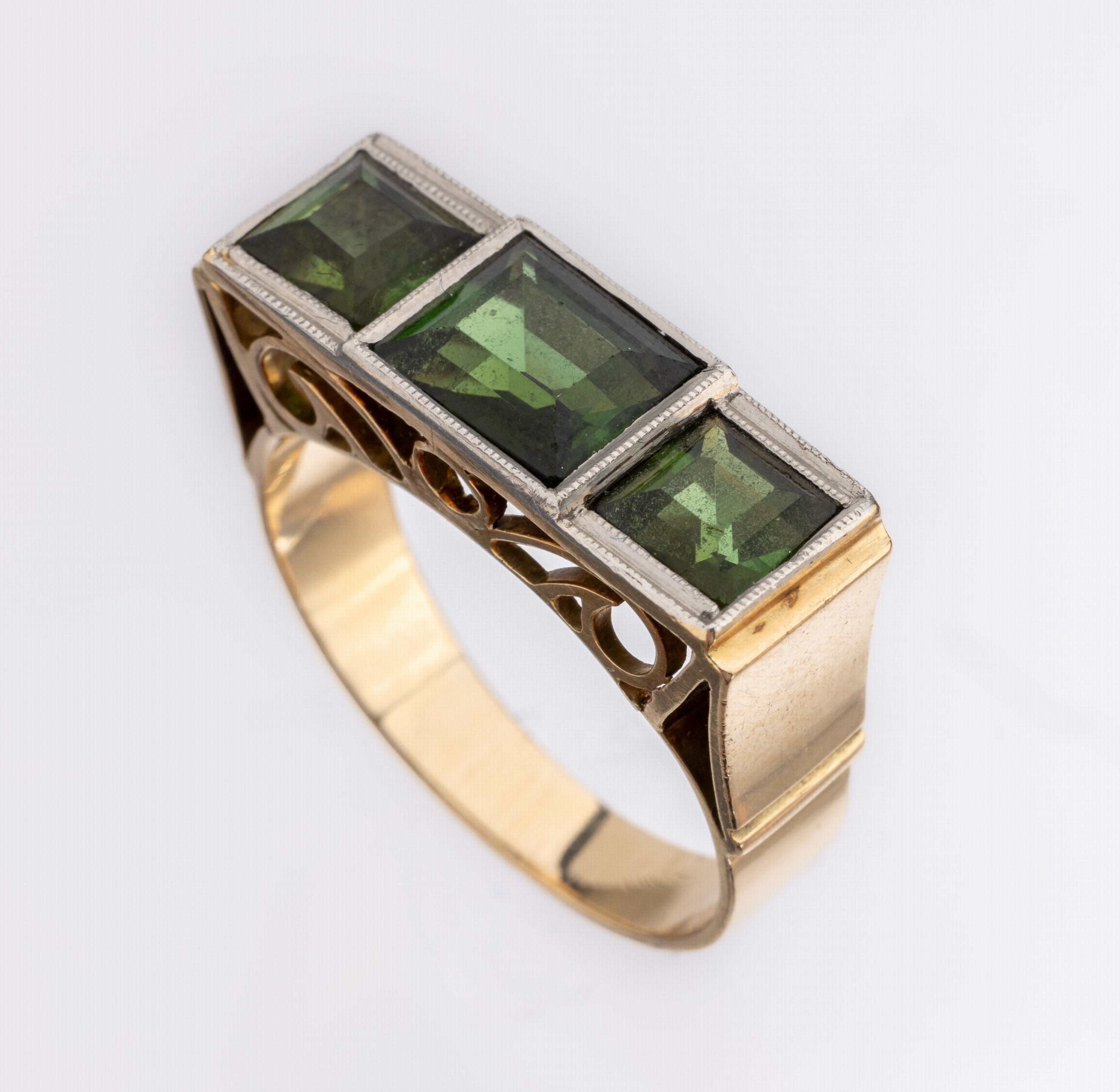 14 kt Gold Turmalin-Ring, GG 585/000, 1950er Jahre, 3 facett. Turmaline zus. ca. 1.50 ct, Unterkaderung mit Voluten, RW 55, ca.5.6 g, Handarbeit