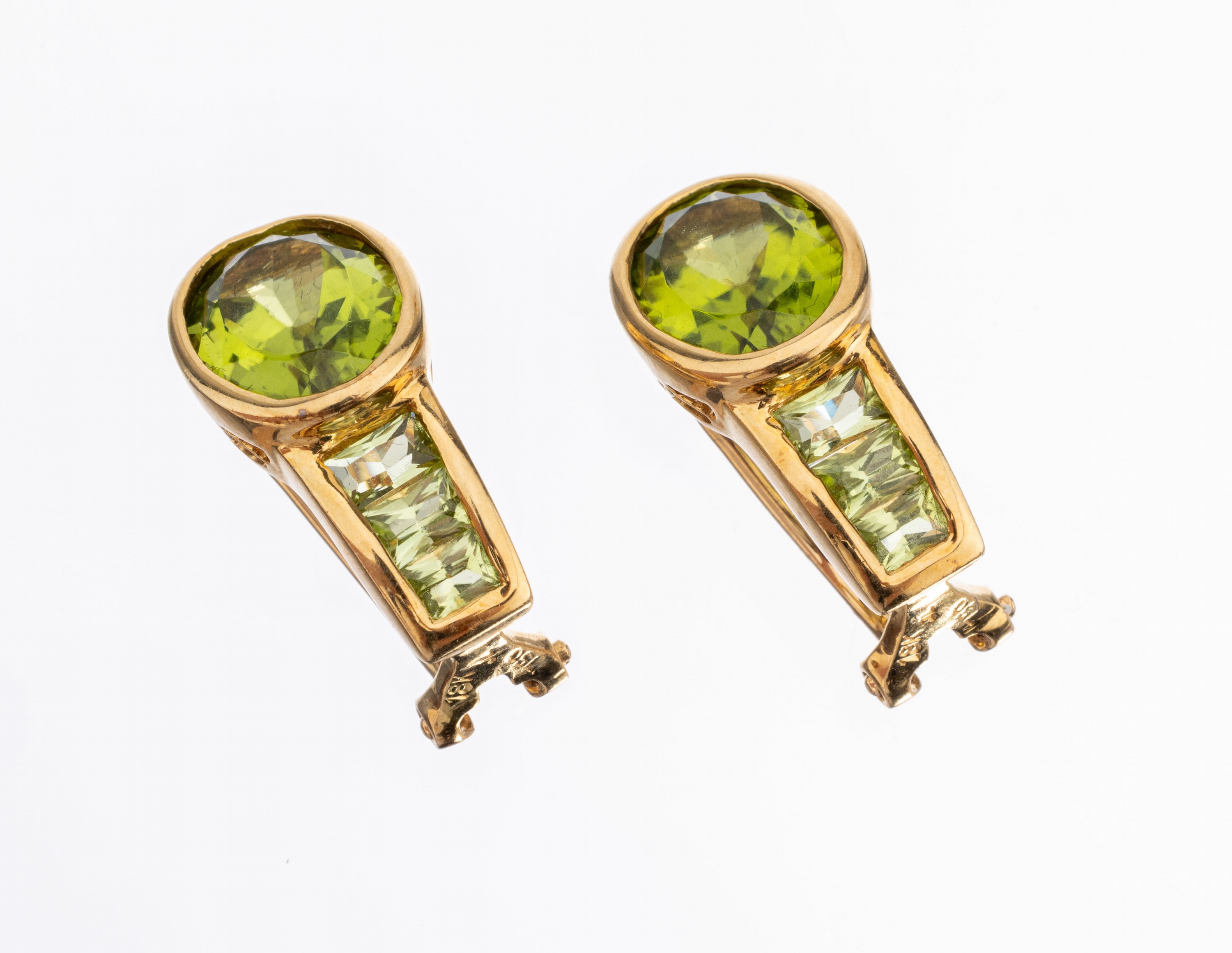Paar 18 kt Gold Peridot-Ohrclips, GG 750/000, 2 ovalfacett. Peridots und 6 - baguettes zus. ca. 4.0 ct, ca. 9.2 g