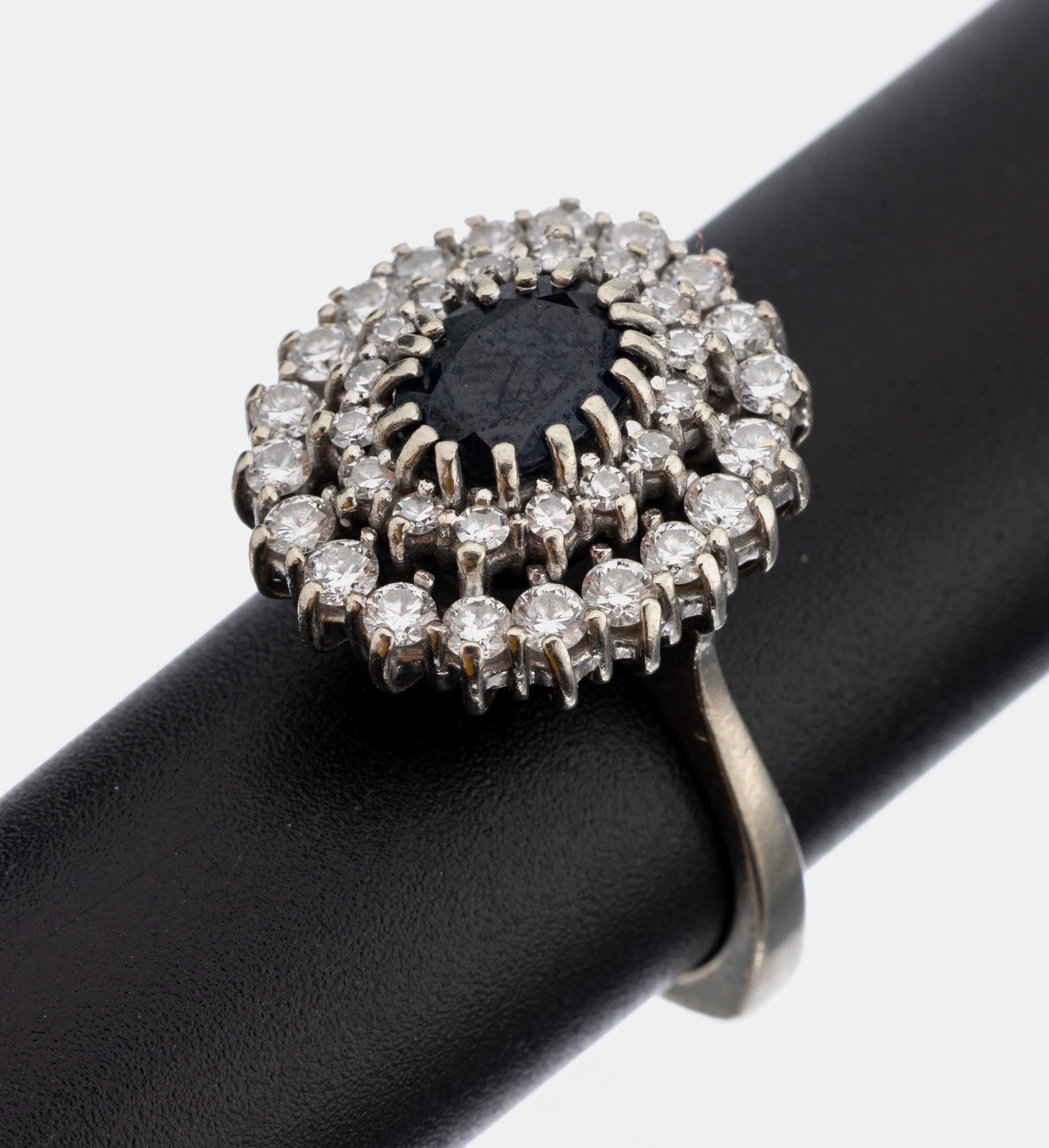 14 kt Gold Saphir-Diamant-Ring, WG 585/000,mittig ovalfacett. Saphir ca. 1.0 ct, umgeben von 16 8/8-Diamanten und 20 Brillanten zus. ca. 1.60 ct ...