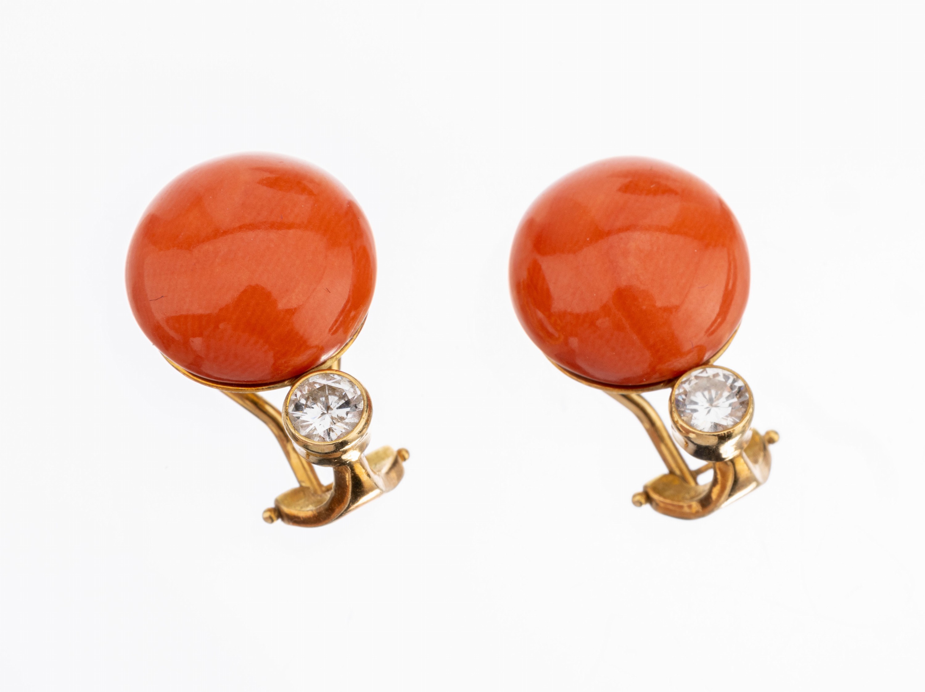 18 kt Gold Brillant-Korallen-Ohrclips, GG 750/000, 2 Brillanten zus. ca. 0.60 ct Weiß/si-p, 2 runde Korallen-Cabochons, ca. 9.2g, Versand nur ...