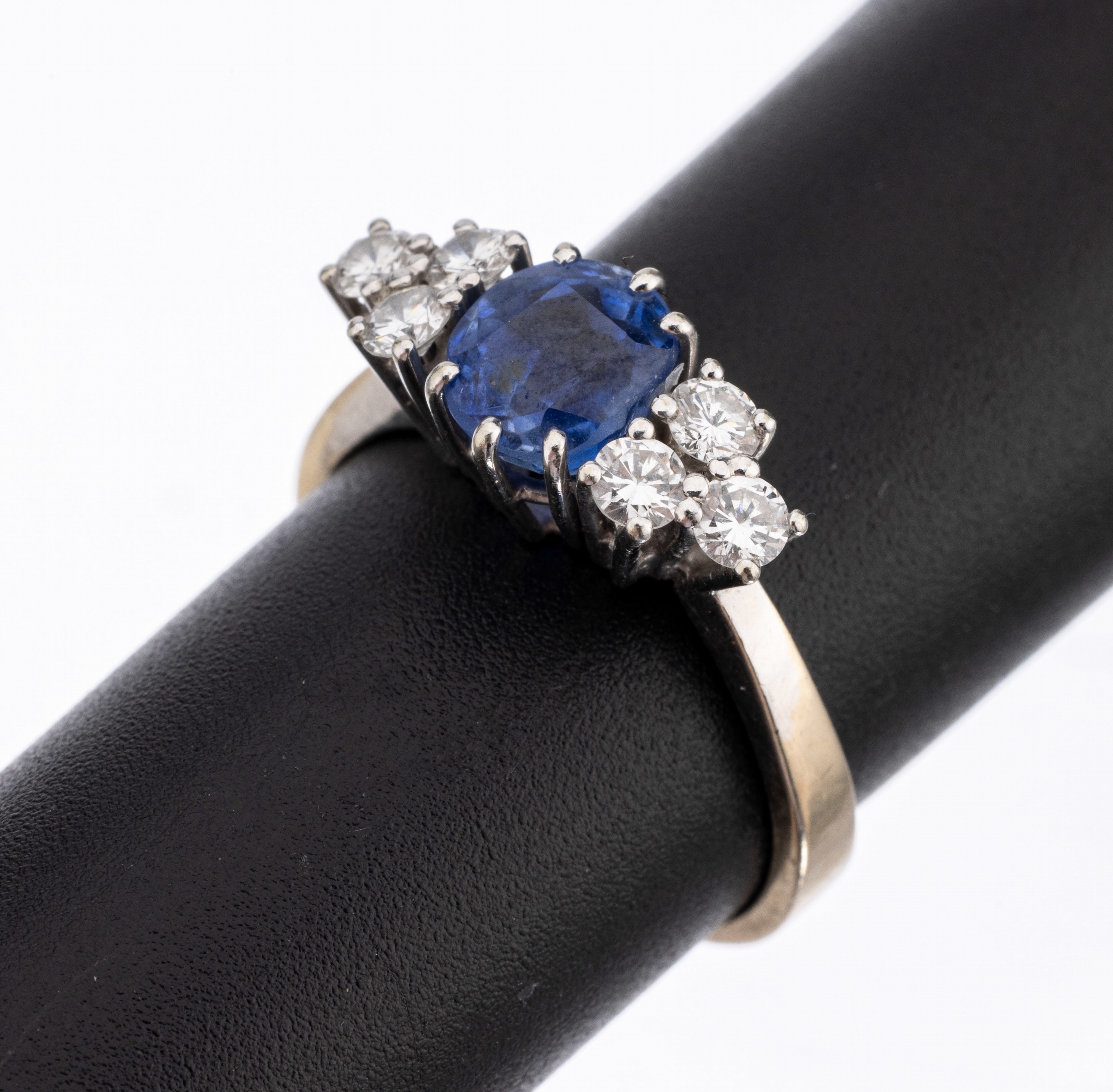 18 kt Gold Saphir-Brillant-Ring, WG 750/000, mittig ovalfacett. Saphir ca. 1.0 ct,6 Brillanten zus. ca. 0.50 ct feines Weiß-Weiß/vs-si, RW 55, ca. ...