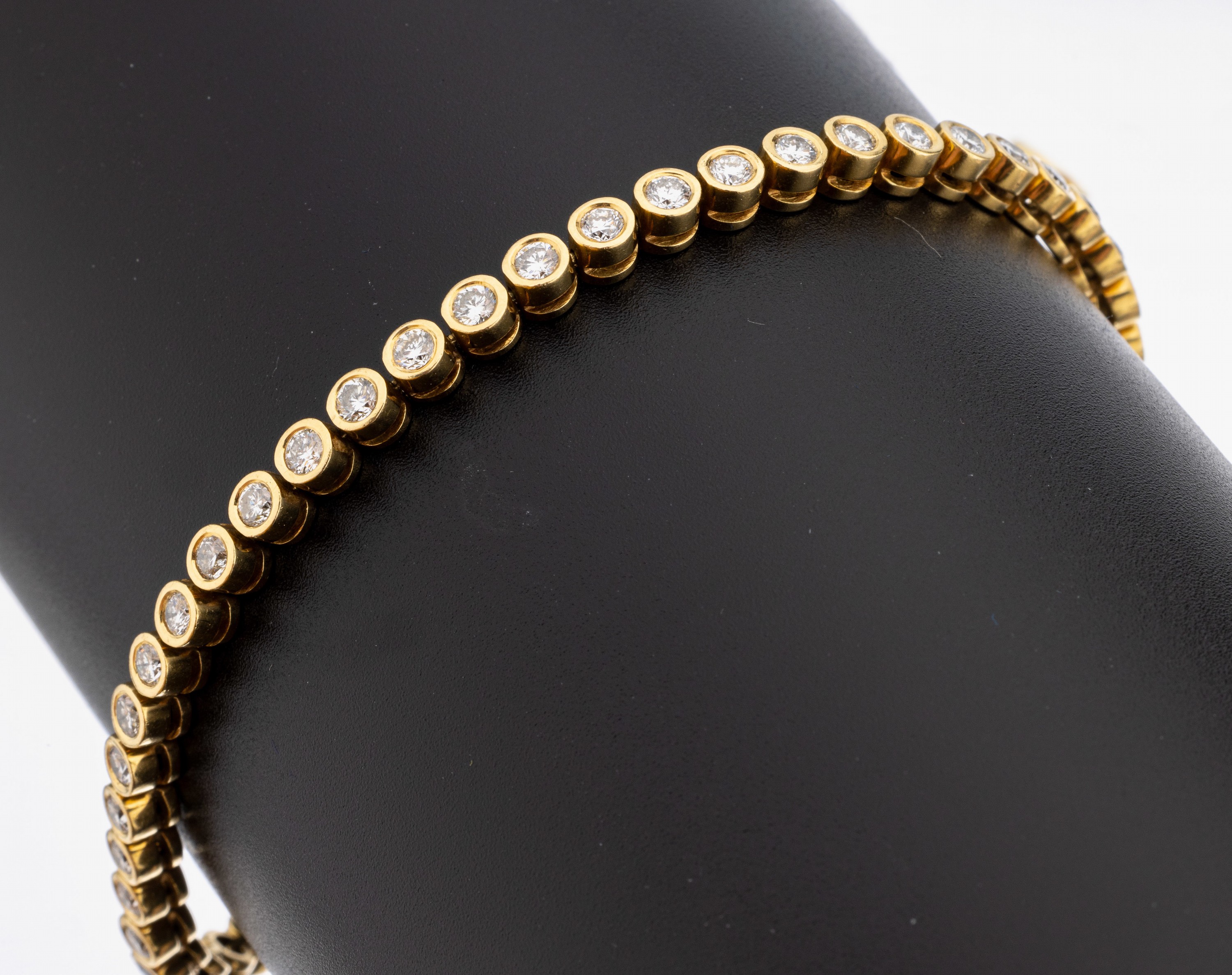 18 kt Gold Brillant-Linienarmband, GG 750/000, 48 Brillanten zus. ca. 6.50 ct feines Weiß-Weiß/vs-si, L. ca. 19.5 cm, ca. 17.3 g, ...