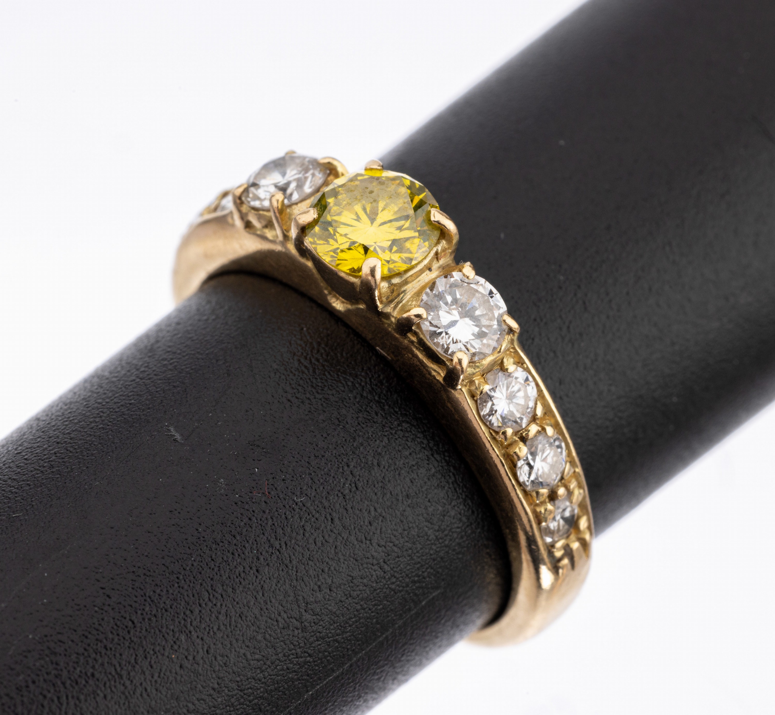 18 kt Gold Brillant-Ring, GG 750/000, mittig Brillant ca. 0.52 ct Gelb(beh.)/si, 8 Brillanten zus. ca. 0.65 ct Weiß/si, RW 56, ca. 5.3 g