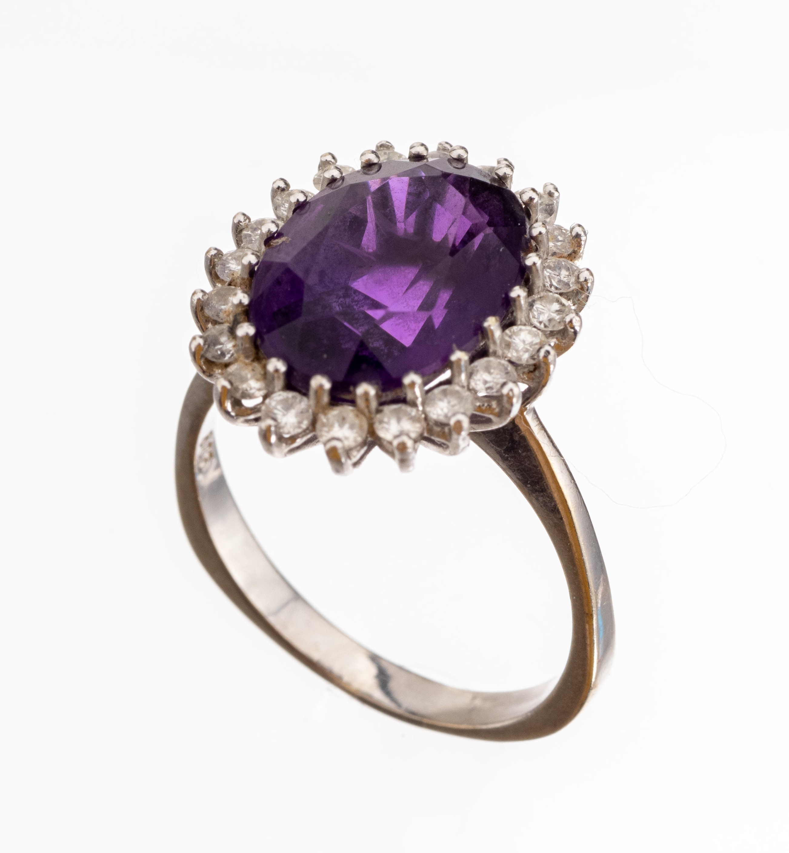 14 kt Gold Amethyst-Brillant-Ring, WG 585/000, ovalfacett. Amethyst ca. 3.0 ct, 20 Brillanten zus. ca. 0.60 ct feines Weiß -Weiß/vs-si, ca. 5.2 g, ...