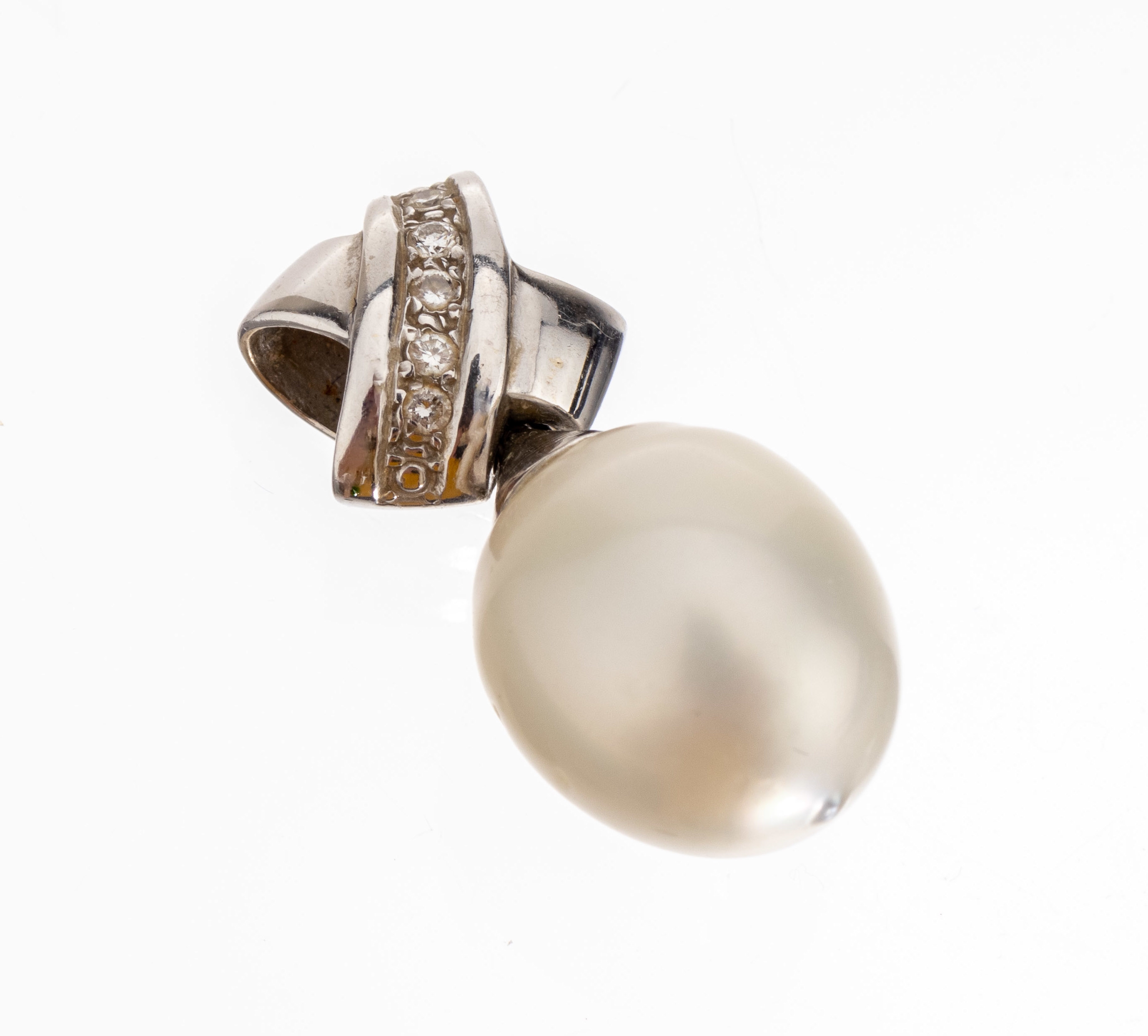14 kt Gold Zuchtperl-Brillant-Anhänger, WG 585/000, Südseezuchtperle, D. ca. 13.7 mm, 5 Brillanten zus. ca. 0.15 ct Weiß/si-p