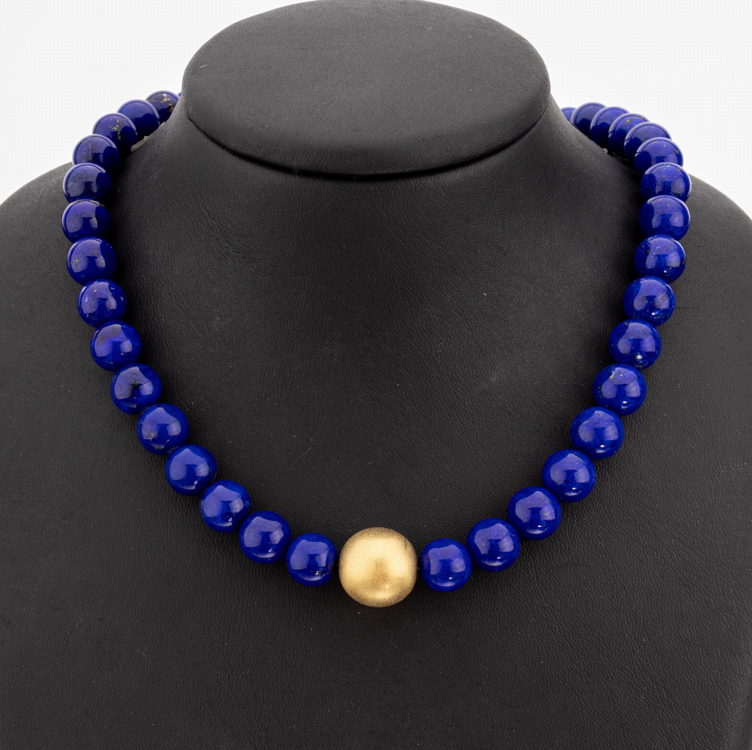 18 kt Gold Lapislazuli-Collier, GG 750/000,Lapislazuli-Kugeln, D. ca. 10.5 mm, mittig Goldkugel, sat., D. ca. 14.9 mm, L. ca. 47 ...
