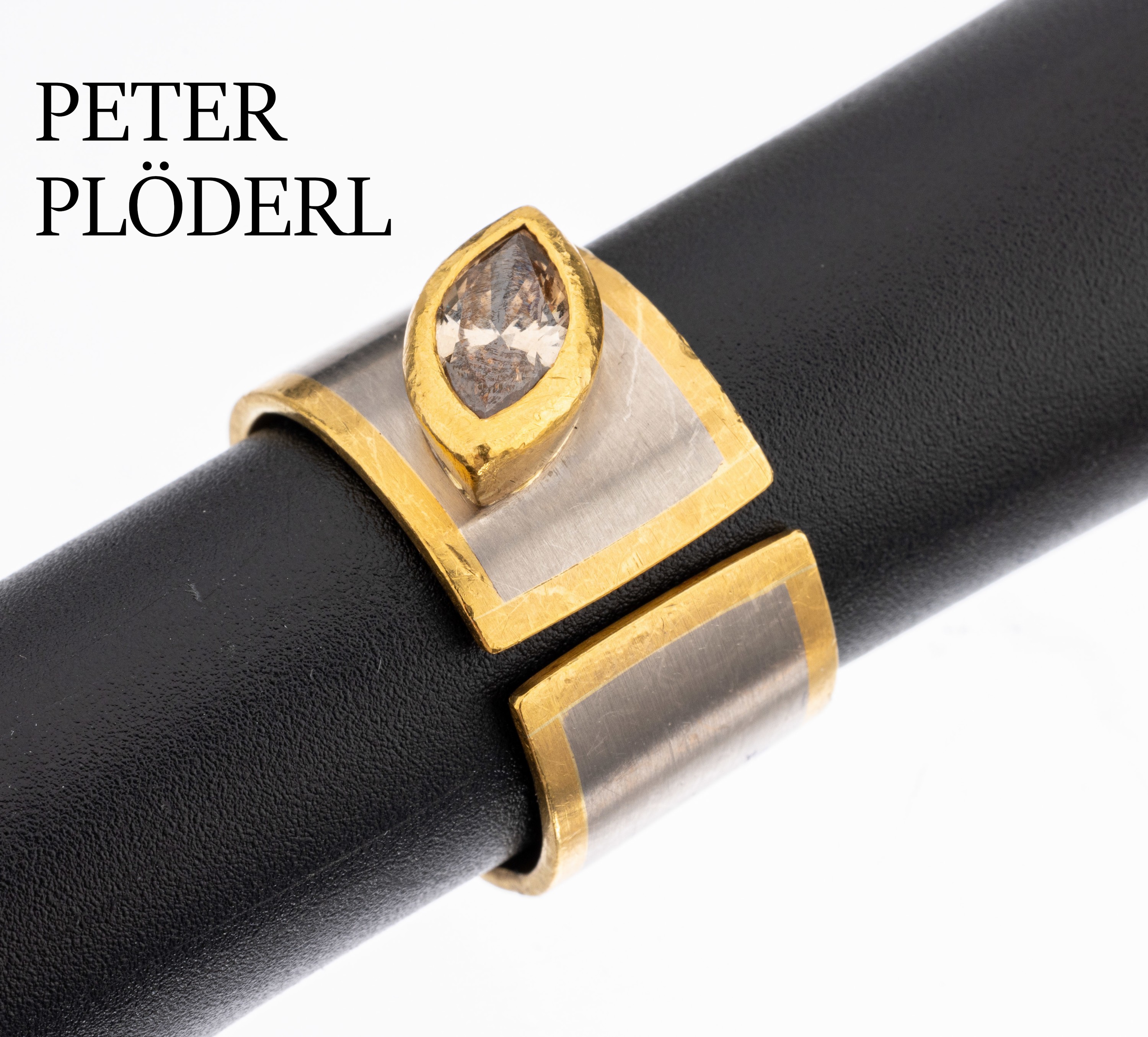 18 kt Gold Diamant-Ring, GG/WG 750/000, Diamantnavette ca. 0.90 ct Braun/p, hochwertige Einzelanfertigung, PETER PLÖDERL/Mannheim, sign., RW 63, ...