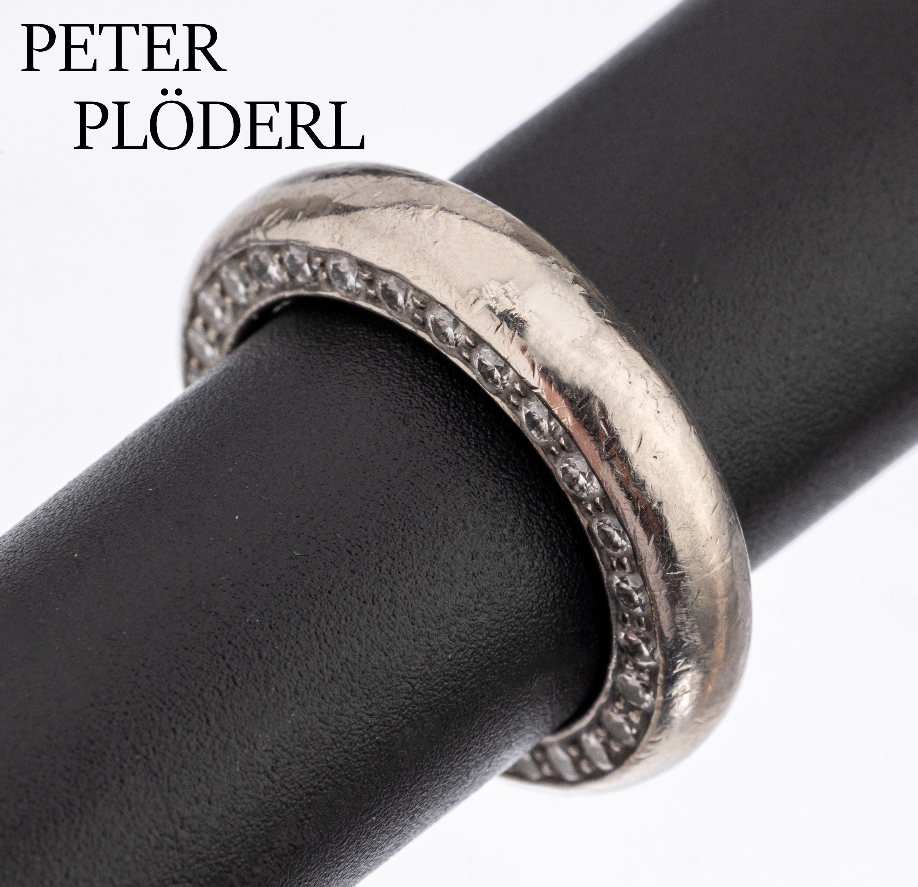 18 kt Gold Brillant-Ring, WG 750/000, 28 Brillanten zus. ca. 0.56 ct feines Weiss/vs, hochwertige Einzelanfertigung, PETER PLÖDERL/Mannheim, sign., ...