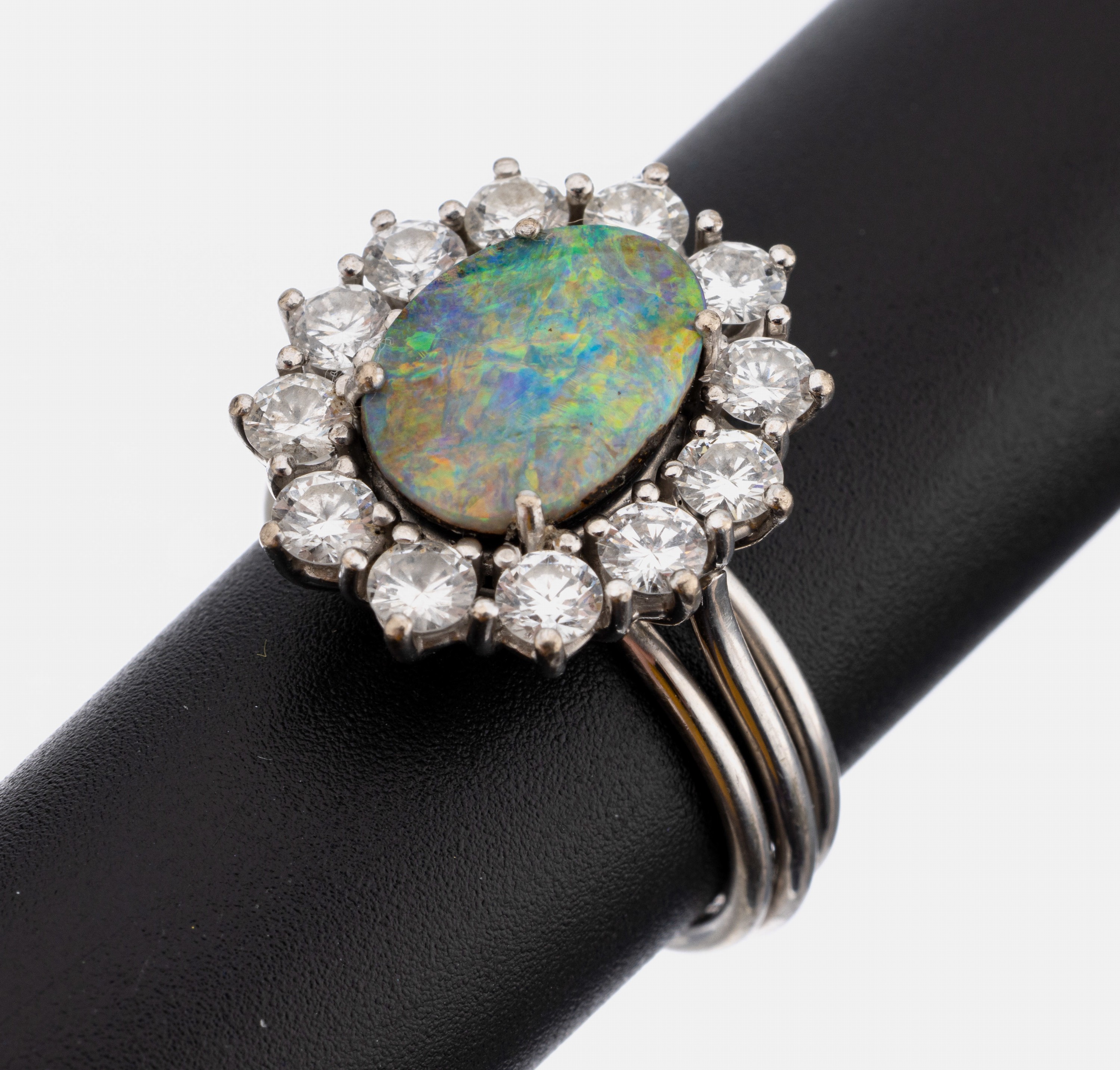 18 kt Gold Opal-Brillant-Ring, WG 750/000, ovaler Boulder-Schwarzopal ca. 3.50 ct, 12 Brillanten zus. ca. 1.80 ct feines Weiß- Weiß/vs-si, RW 59, ...