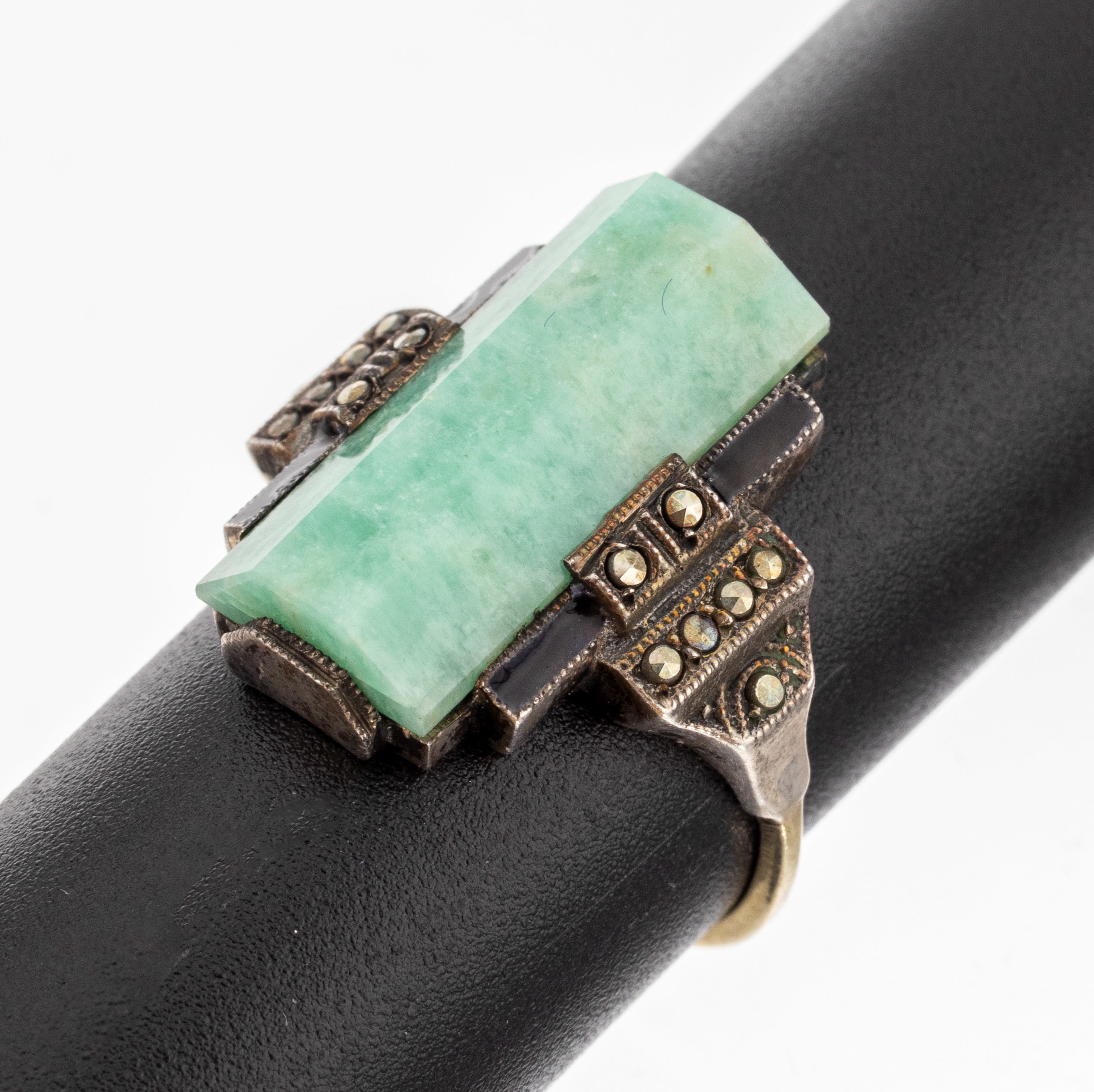 Art-Deco-Ring mit Achat und Markasiten, Silber, schwarz emailliert, getreppte Ringschultern mit Markasitbesatz, facett. grüner Achat, Ringschiene ...