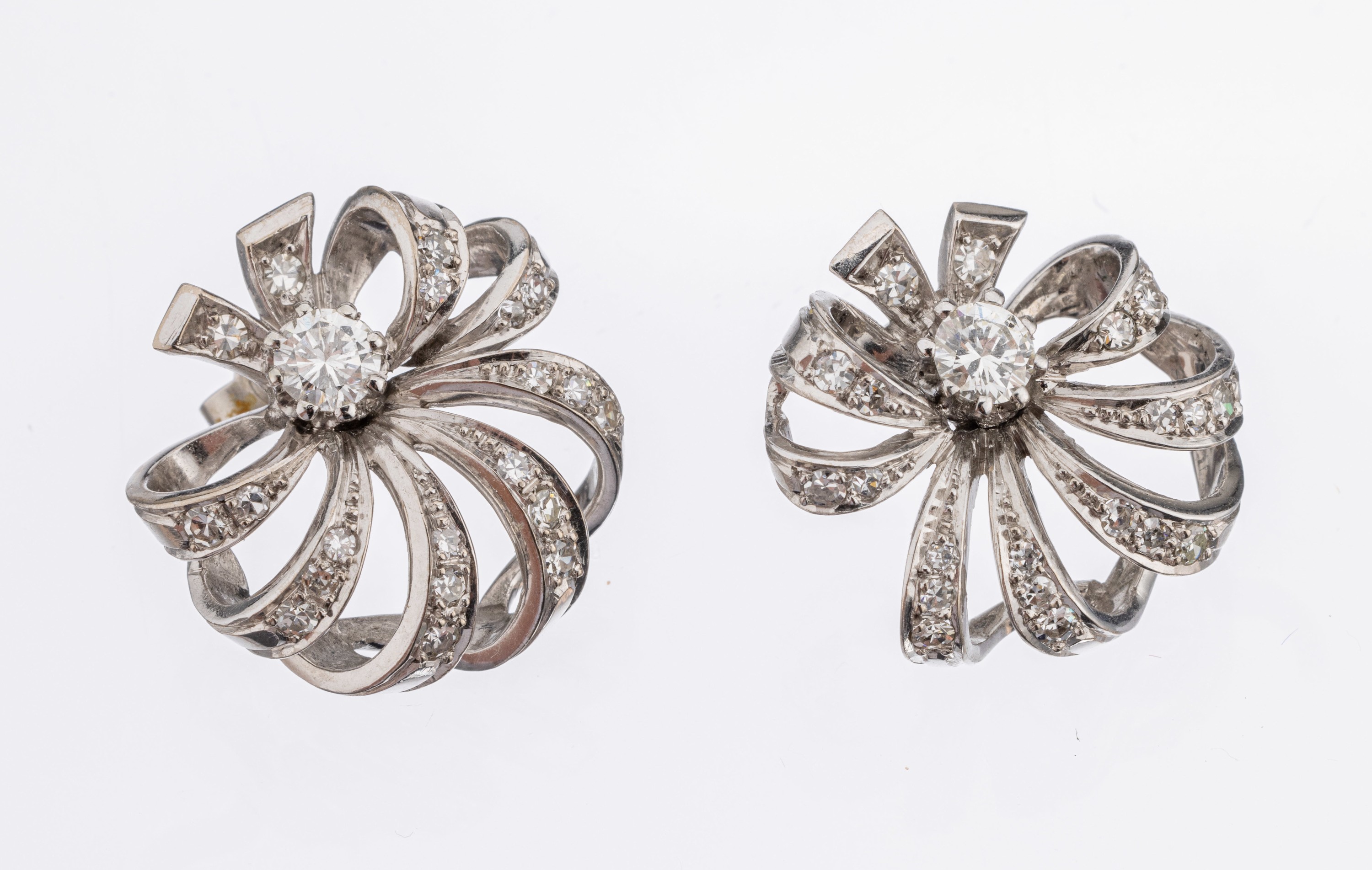 Paar 18 kt Gold Diamant-Ohrstecker, WG 750/000, geschwungene Gestaltung, mittig 2 Brillanten zus. ca. 0.60 ct Weiß/si, 40 8/8- Diamanten zus. ca. ...
