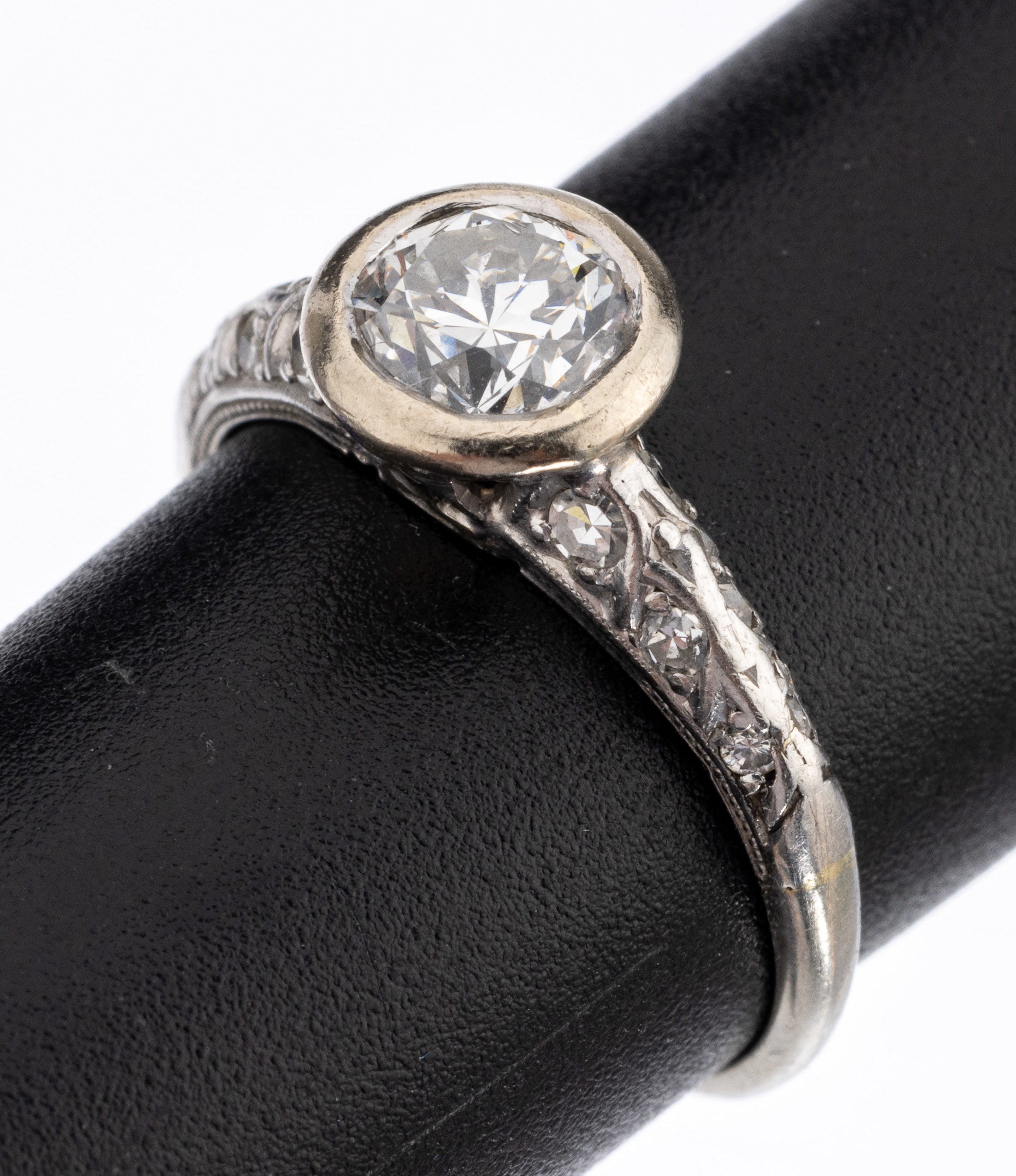 18 kt Gold Art Deco Diamant-Ring, WG 750/000, Altschliff-Diamant ca. 1.05 ct Weiss/si, 12 8/8-Diamanten zus. ca. 0.15 ct Weiss/si, RW 49, ca. 2.9 g