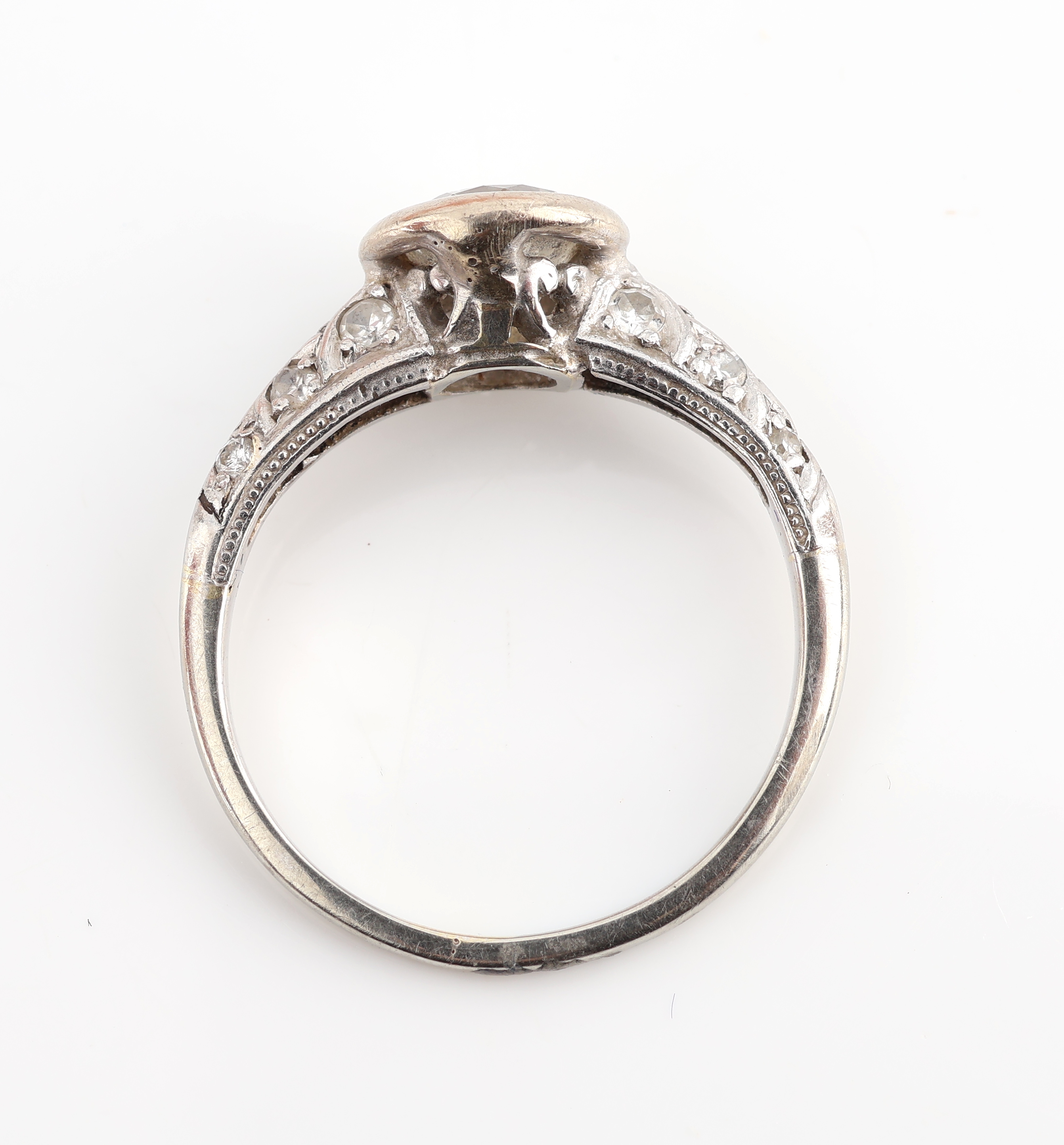 Detail a: 18 kt Gold Art Deco Diamant-Ring, WG 750/000, Altschliff-Diamant ca. 1.05 ct Weiss/si, 12 8/8-Diamanten zus. ca. 0.15 ct Weiss/si, RW 49, ca. 2.9 g