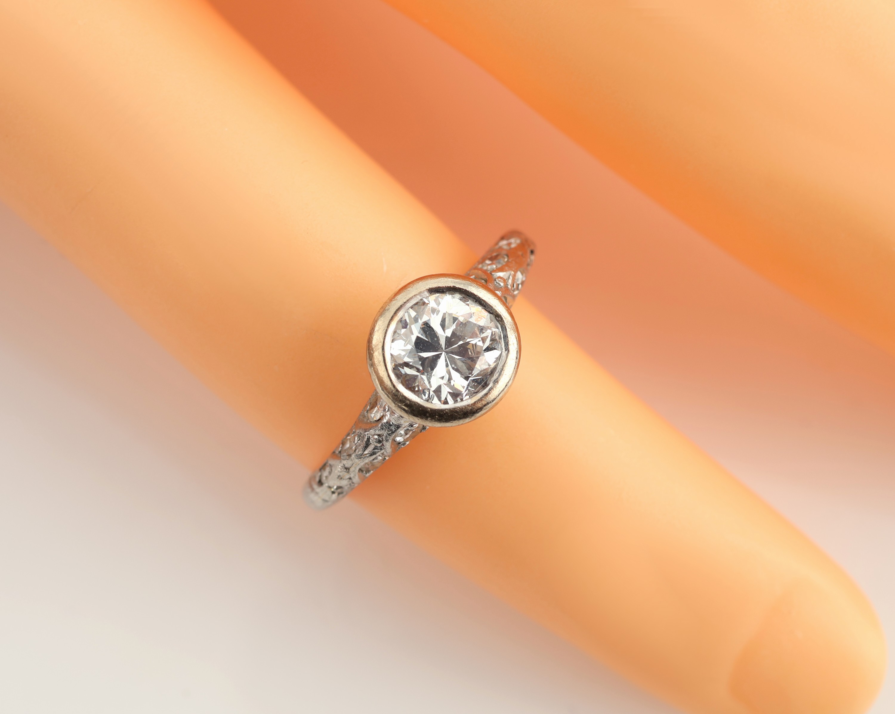 Detail b: 18 kt Gold Art Deco Diamant-Ring, WG 750/000, Altschliff-Diamant ca. 1.05 ct Weiss/si, 12 8/8-Diamanten zus. ca. 0.15 ct Weiss/si, RW 49, ca. 2.9 g