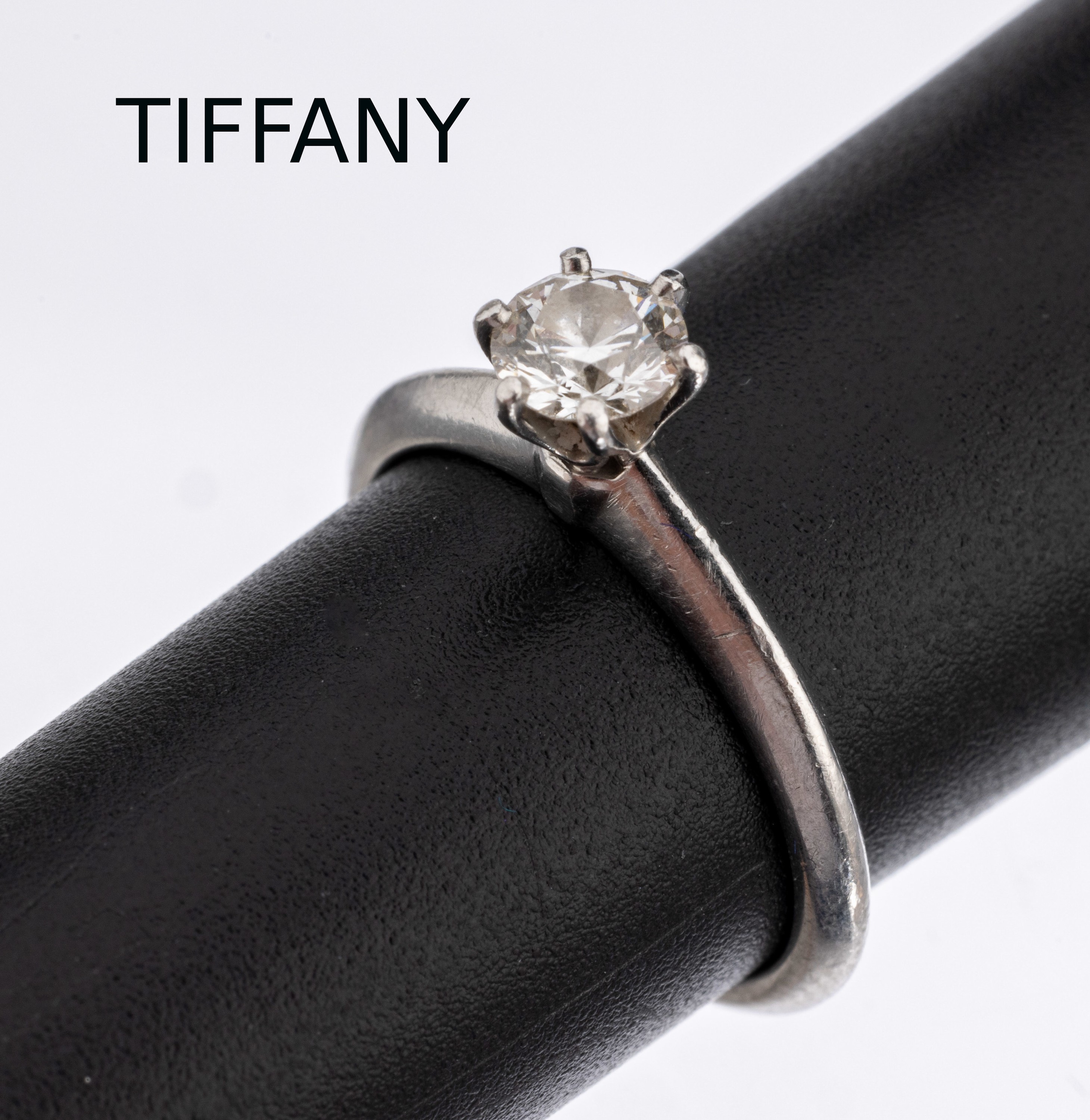 Platin TIFFANY & CO Brillant-Ring, Pt. 950,Brillant-Solitär ca. 0.43 ct (grav.) feines Weiß(G)/vs1, RW 50, ca. 3.8 g, mit orig. Box, Umkarton und ...