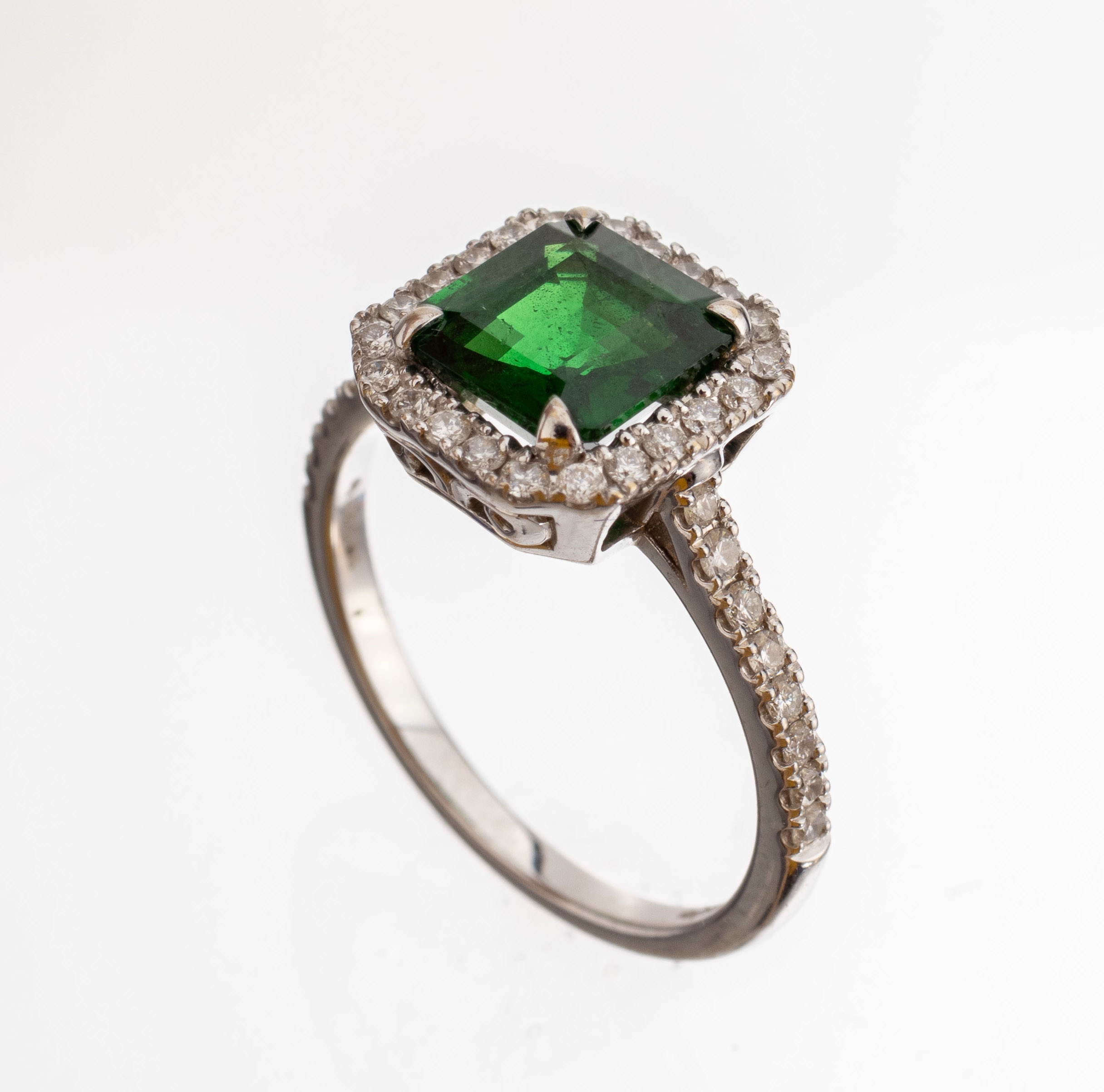 18 kt Gold Tsavorith-Brillant-Ring, WG 750/000, facett. Tsavorith-Karree ca. 2.29 ct, Brillanten zus. ca. 0.39 ct feines Weiss-Weiss/vs-si, RW 55.5, ...