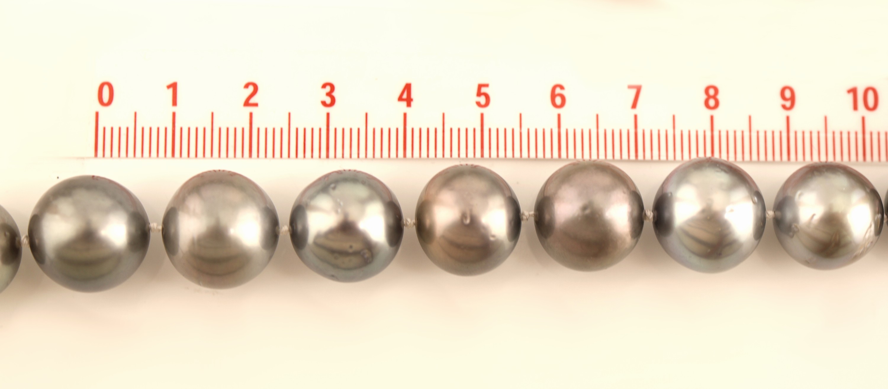 Detail a: Perl-Collier mit 14 kt Gold Schließe, WG 585/000, 29 Tahitizuchtperlen, D. ca. 12.2- 13.8 mm, nat. Merkmale, L. ca. 44 cm, Steckverschluss