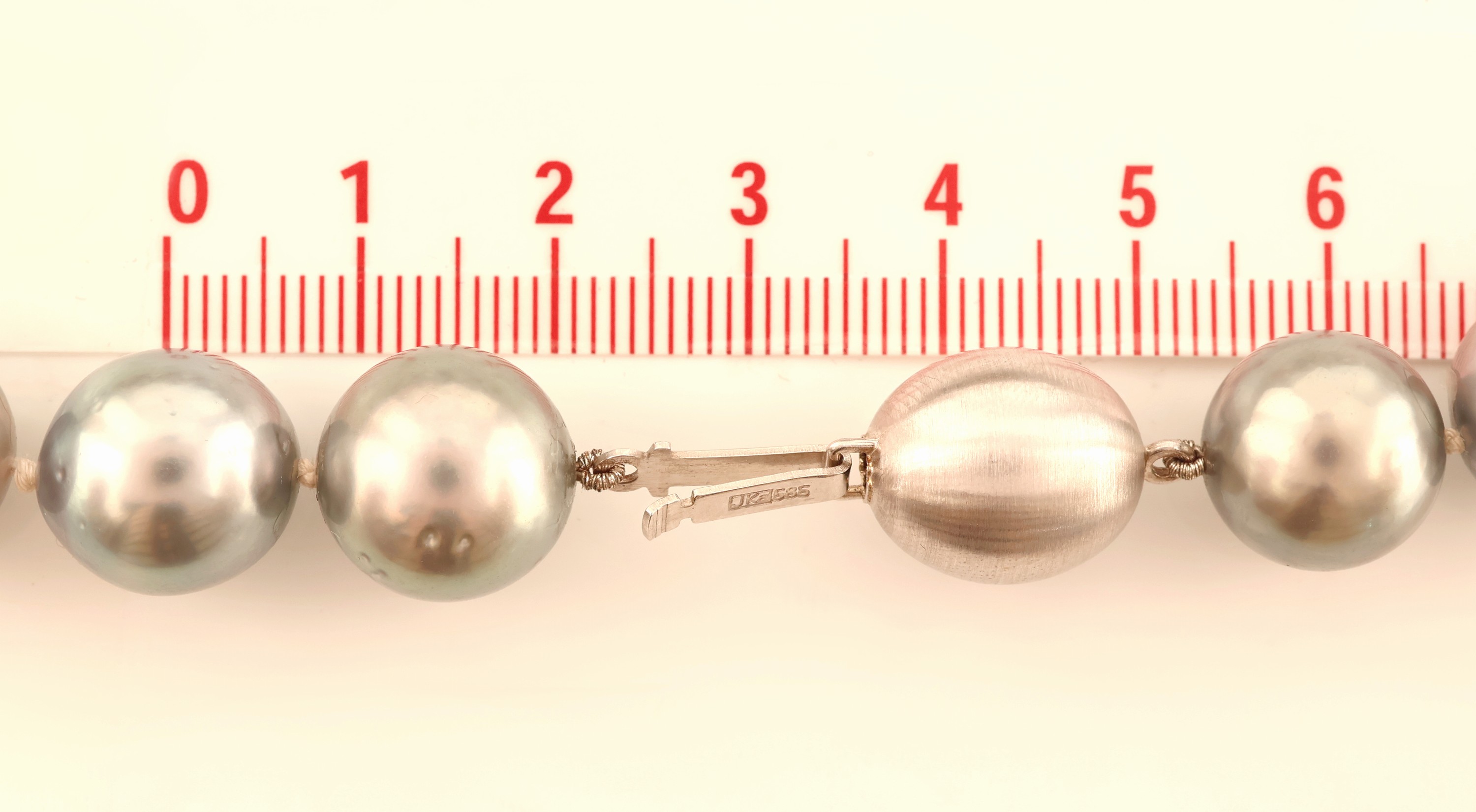 Detail b: Perl-Collier mit 14 kt Gold Schließe, WG 585/000, 29 Tahitizuchtperlen, D. ca. 12.2- 13.8 mm, nat. Merkmale, L. ca. 44 cm, Steckverschluss