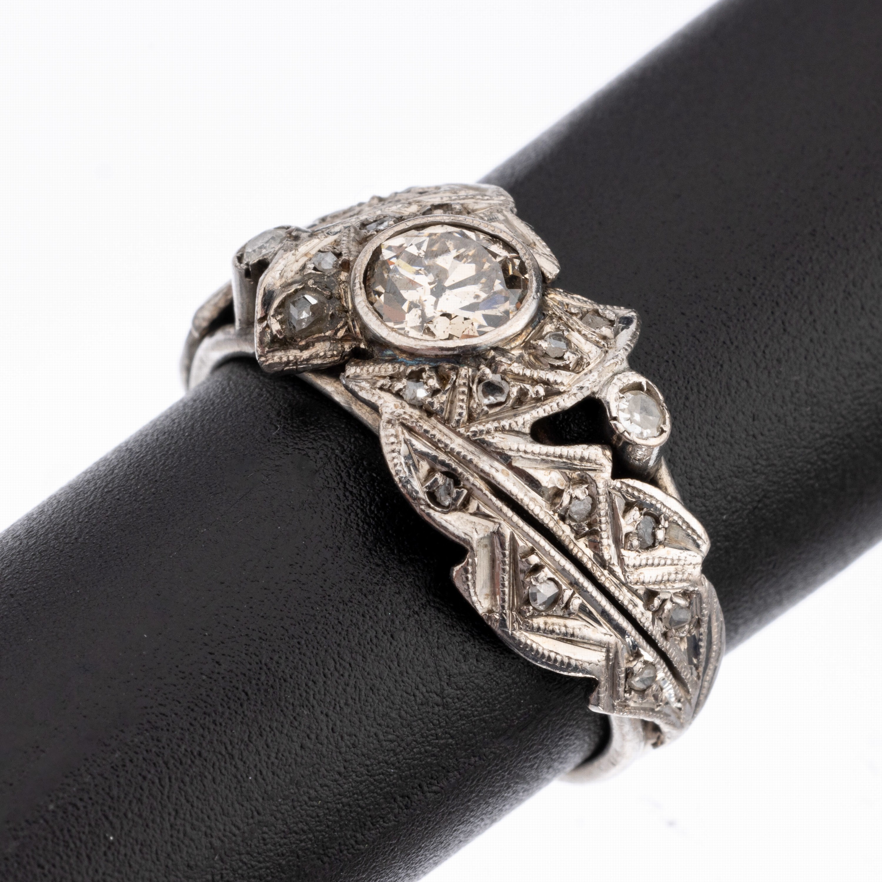 14 kt Gold Diamant-Ring, WG 585/000 gepr., abstrakt floral, mittig Altschliffdiamant ca. 0.60 ct get.Weiß/p, 22 Diamantrosen zus. ca. 0.10 ct, RW ...