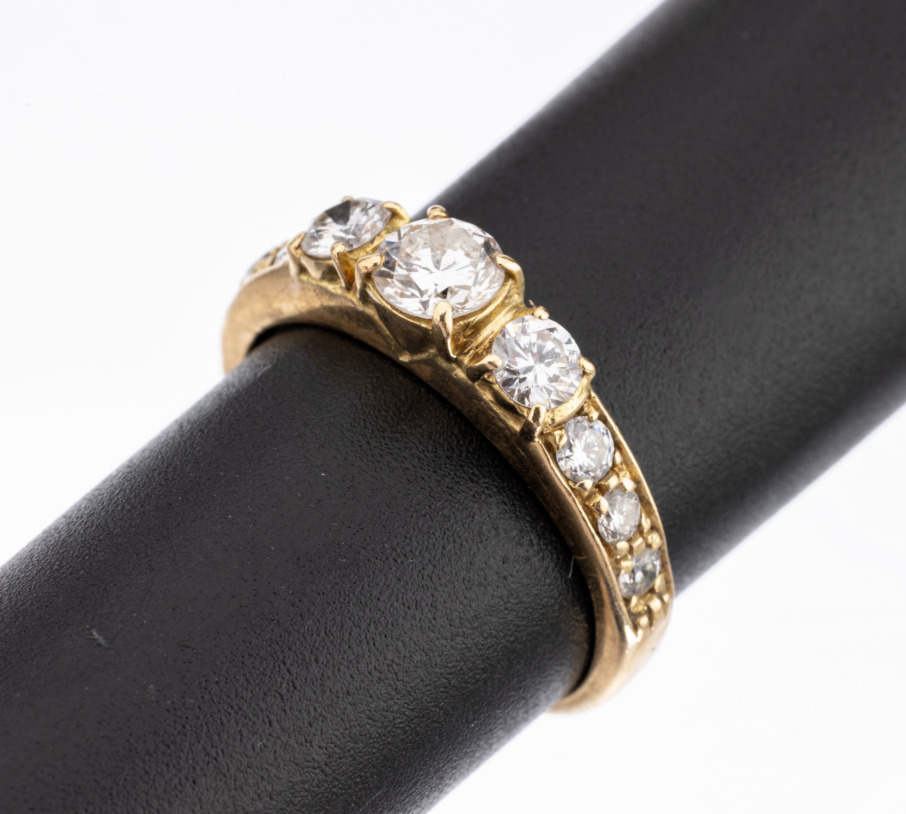 18 kt Gold Brillant-Ring, GG 750/000, mittig Brillant ca. 0.45 ct Weiß/si, 8 Brillanten zus. ca. 0.60 ct feines Weiß -Weiß/si, RW 56, ca. 4.7 g
