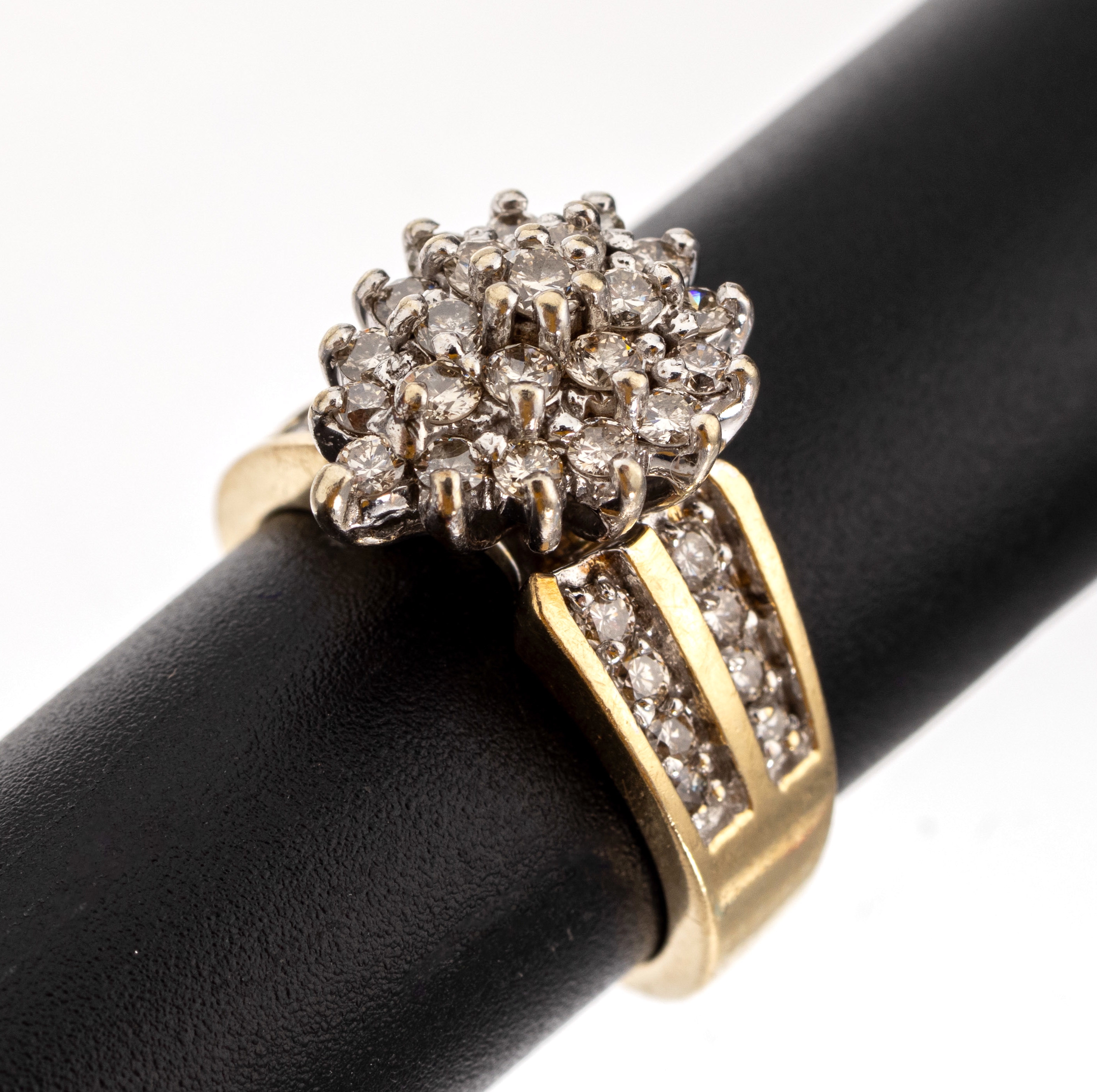 10 kt Gold Brillant-Ring, GG/WG 417/000, Ringkopf in mehreren Ebenen, 38 Brillanten zus. ca. 1.0 ct l.get.Weiß-Getönt/si-p, RW 52,ca. 5.3 g