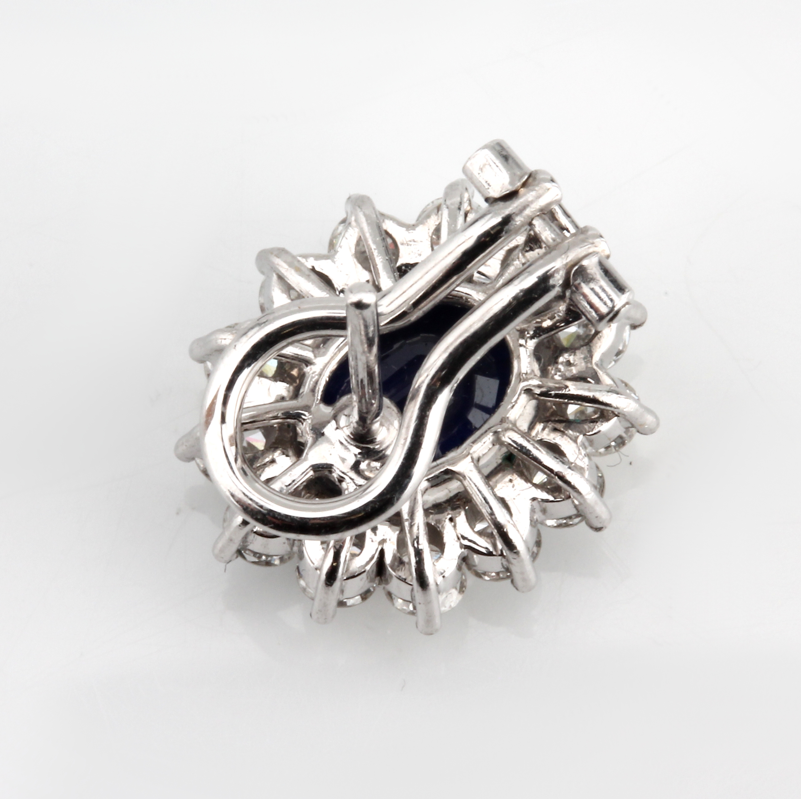 Detail a: Paar 18 kt Gold Saphir-Brillant-Ohrstecker, WG 750/000, 2 ovalfacett. Saphire zus. ca. 7.55 ct, feine Farbe, 24 Brillanten zus. ca. 2.17 ct feines ...