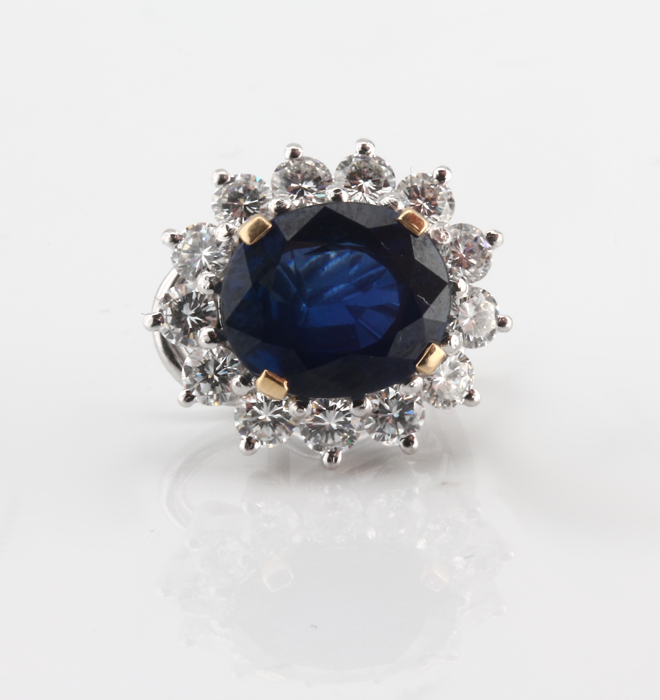 Detail b: Paar 18 kt Gold Saphir-Brillant-Ohrstecker, WG 750/000, 2 ovalfacett. Saphire zus. ca. 7.55 ct, feine Farbe, 24 Brillanten zus. ca. 2.17 ct feines ...