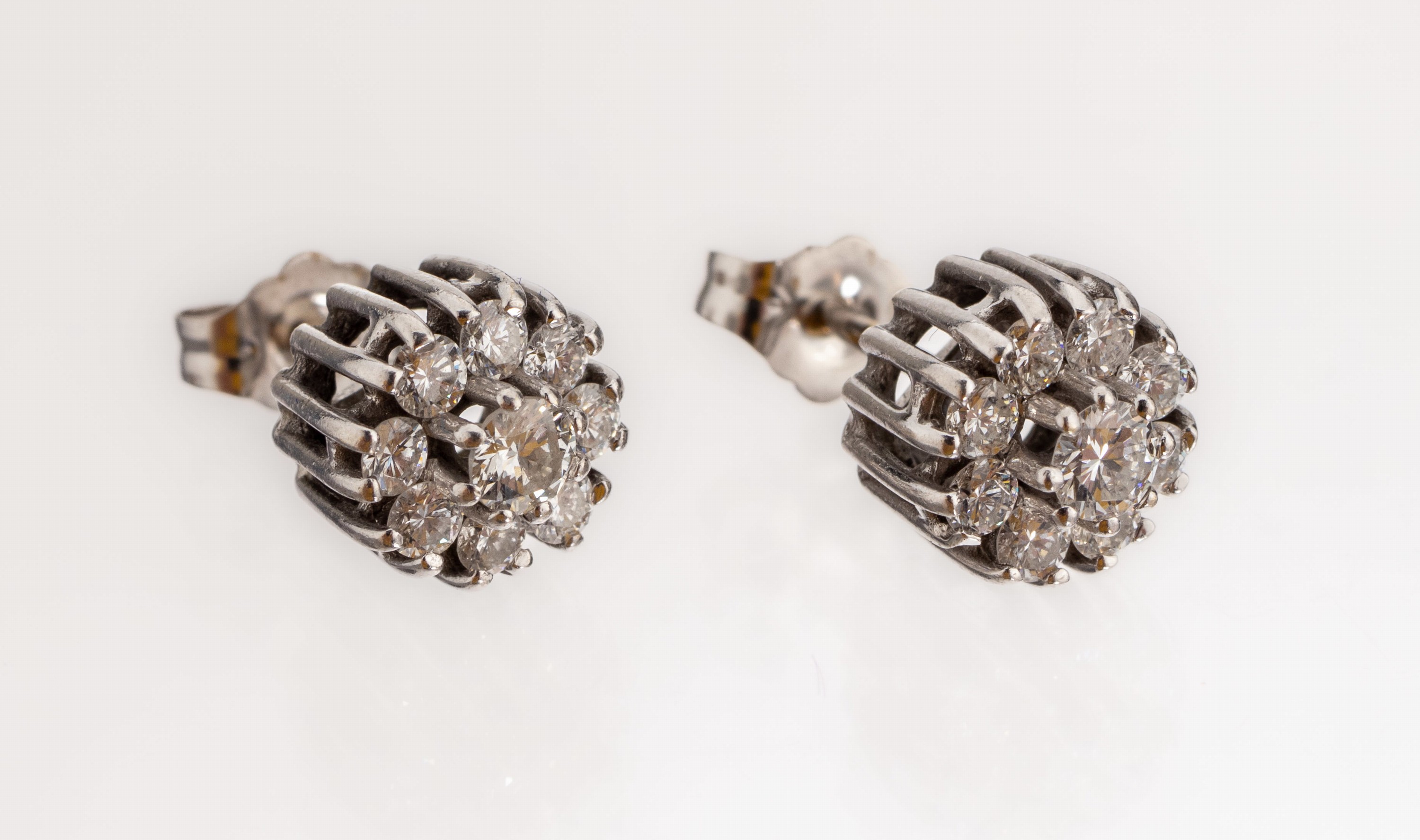 Paar 14 kt Gold Brillant-Ohrstecker, WG 585/000, 18 Brillanten zus. ca. 0.65 ct feines Weiss-Weiss/vs-si, ca. 2.4 g