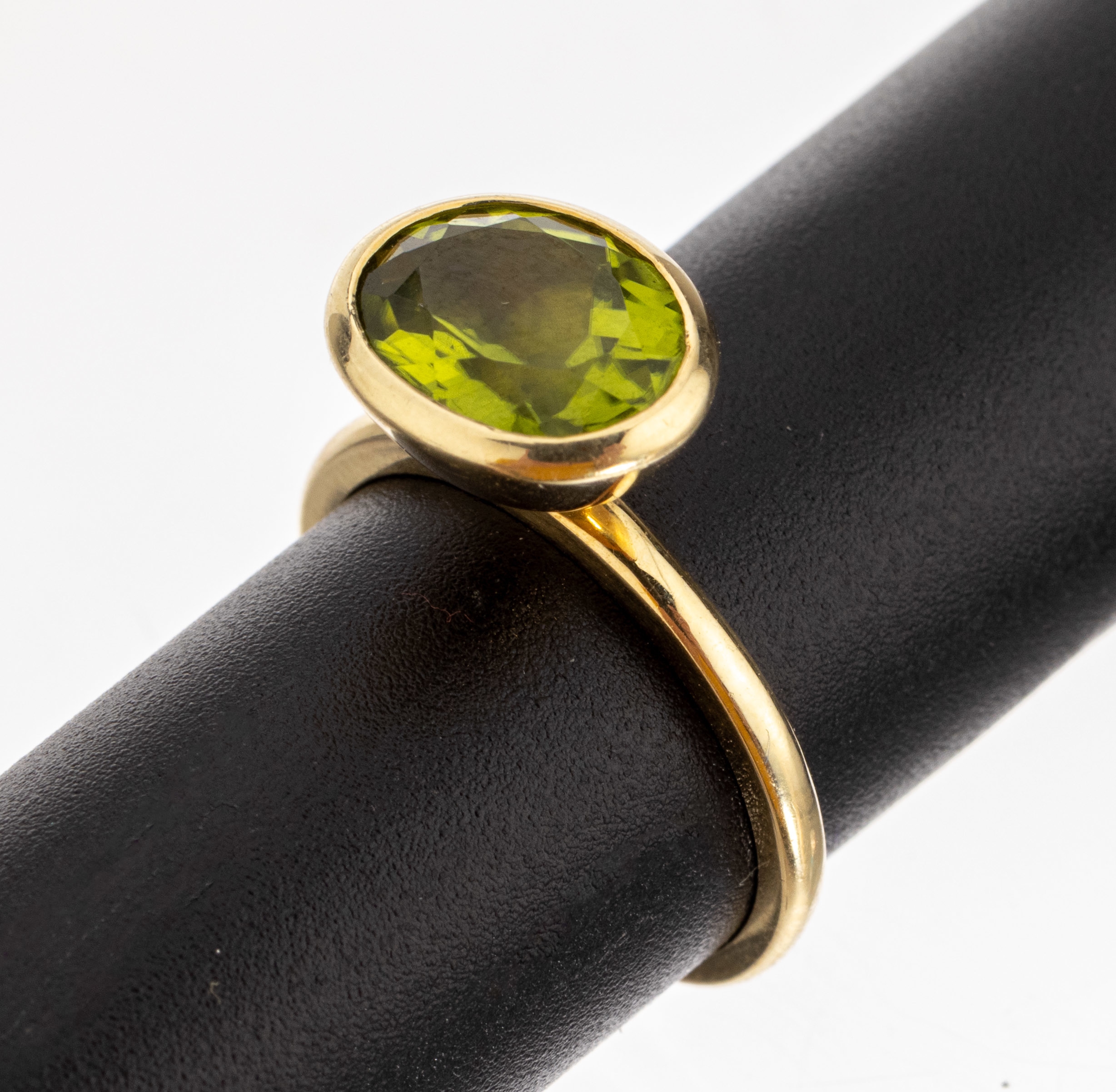 14 kt Gold Peridot-Ring, GG 585/000, ovalfacett. Peridot ca. 1.50 ct, RW 54, ca. 3.4 g
