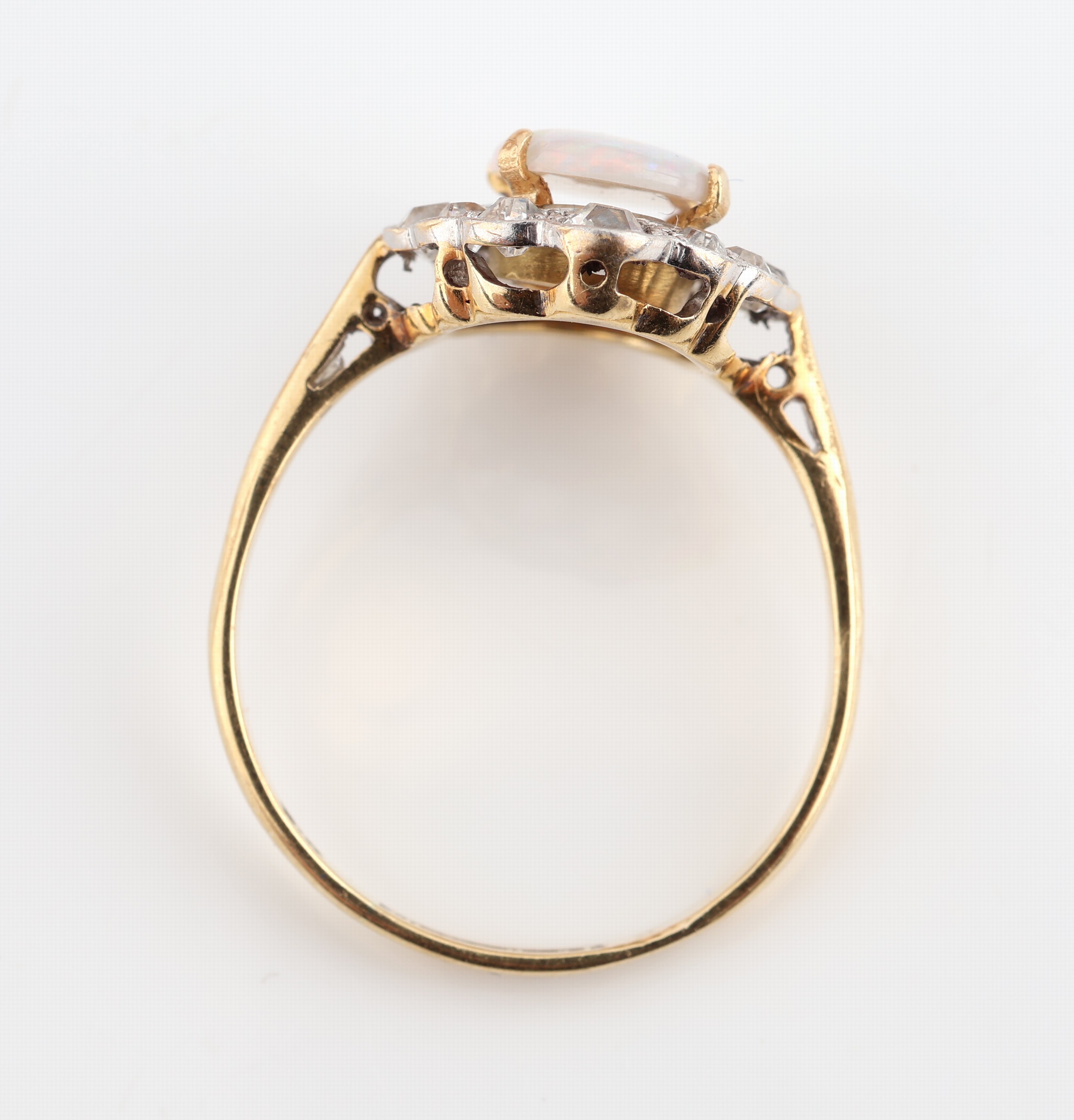 Detail a: 18 kt Gold Opal-Diamant-Ring, GG 750/000 und Platin, um 1910, ovaler Opal ca. 0.60 ct, 14 Altschliff-Diamanten zus. ca. 1.0 ct Weiss/si, ca. 3.4 g, ...