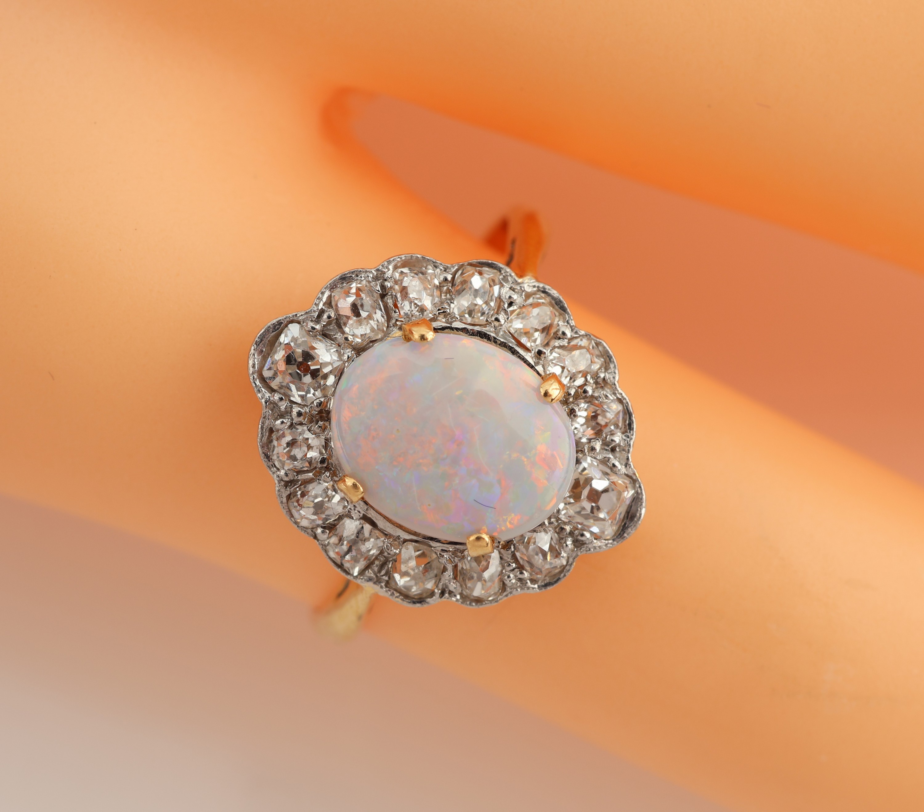 Detail b: 18 kt Gold Opal-Diamant-Ring, GG 750/000 und Platin, um 1910, ovaler Opal ca. 0.60 ct, 14 Altschliff-Diamanten zus. ca. 1.0 ct Weiss/si, ca. 3.4 g, ...