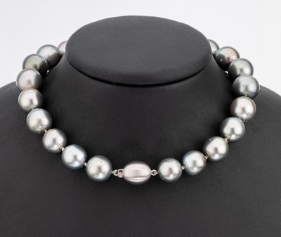 Image Pearl necklace with 14 kt gold clasp , WG 585/000, 29 cultured tahitian pearls, diam. ...