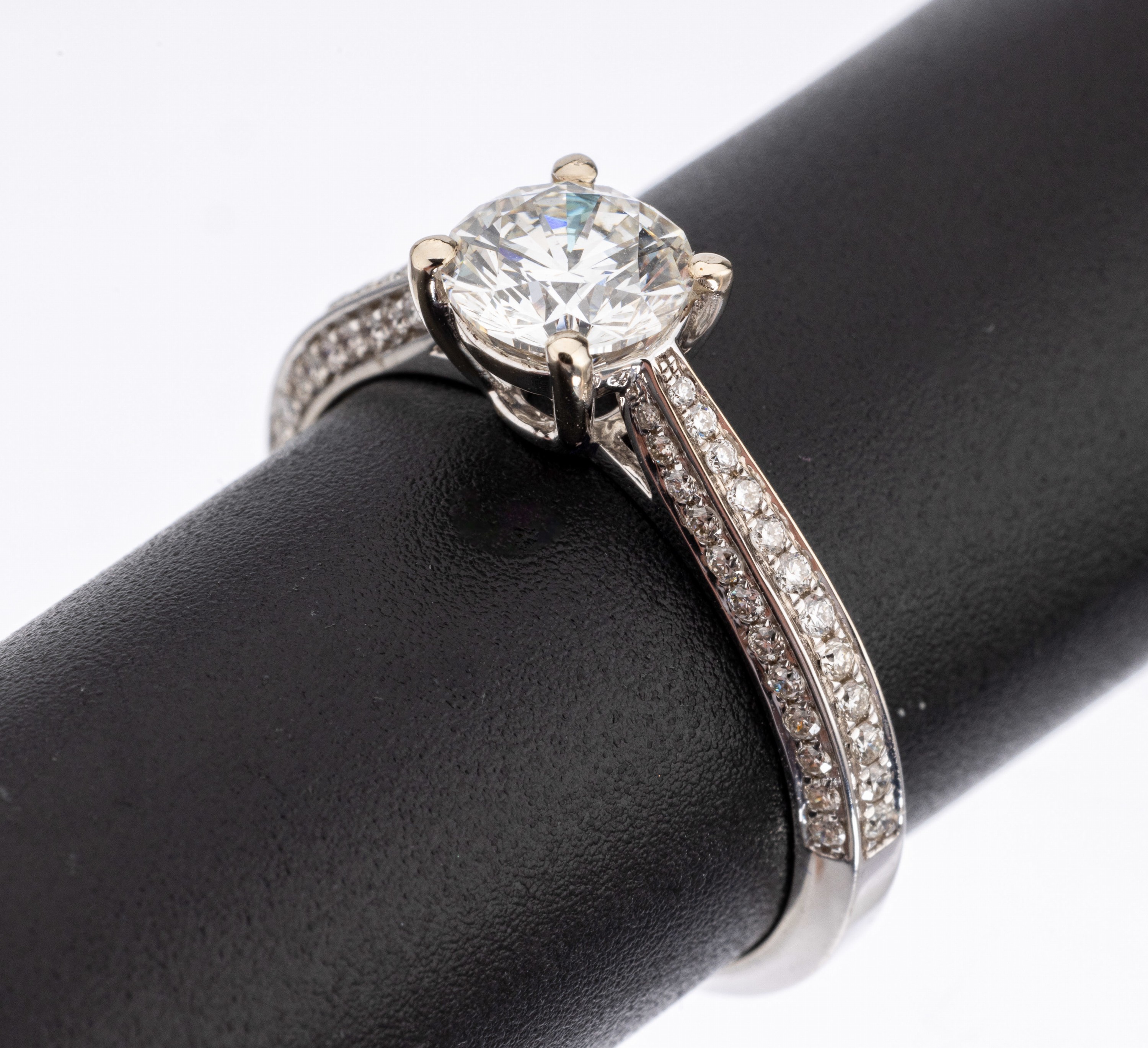 18 kt Gold Brillant-Ring, WG 750/000, mittig Brillant ca. 1.01 ct feines Weiss(G)/lr,Ringschultern mit 72 Brillanten zus. ca. 0.36 ct feines ...