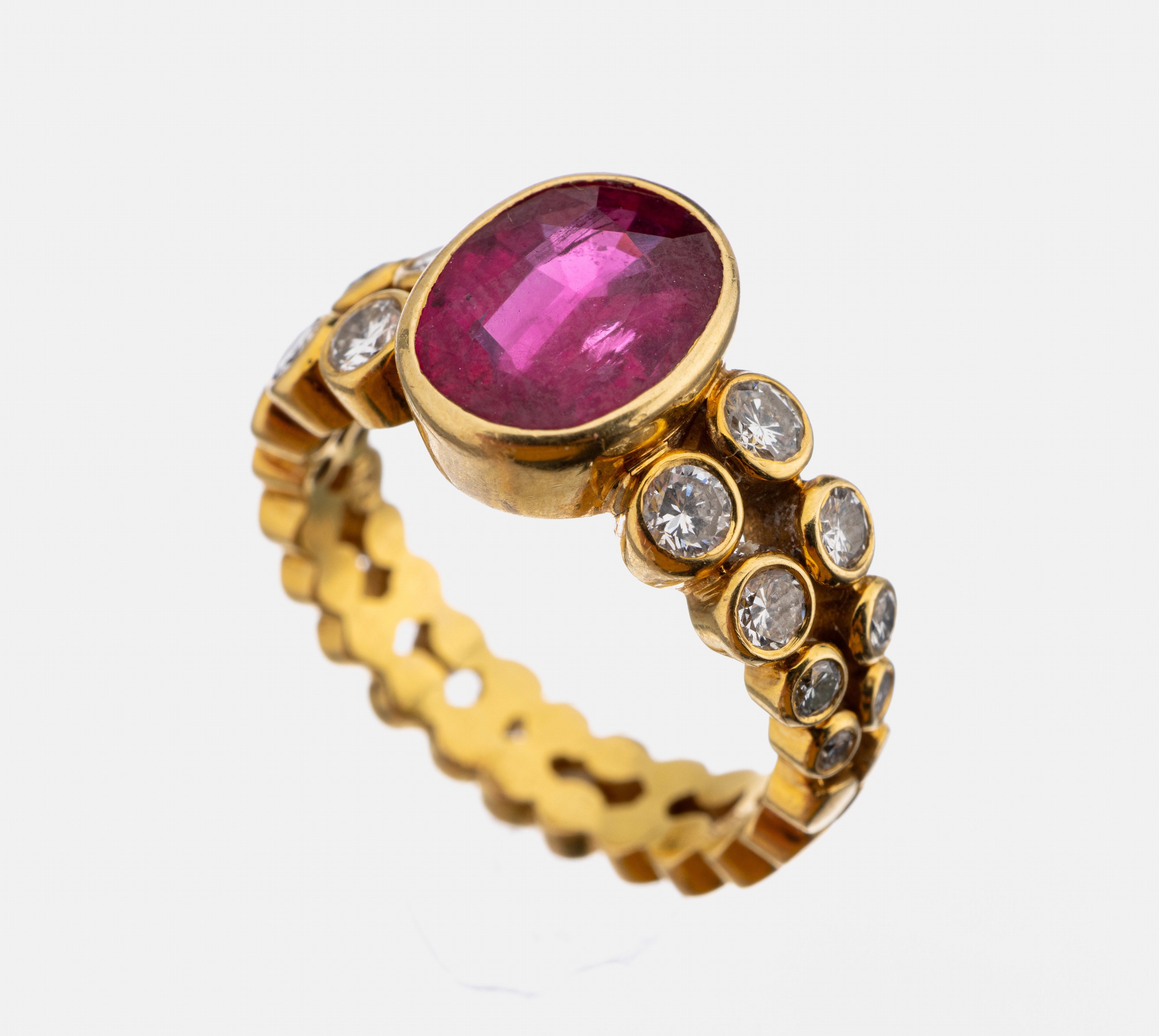 18 kt Gold Rubin-Brillant-Ring, GG 750/000,ovalfacett. Rubin ca. 3.0 ct feine Qualität, 16 Brillanten zus. ca. 0.79 ct feines Weiß- Weiß/vs-si, ...