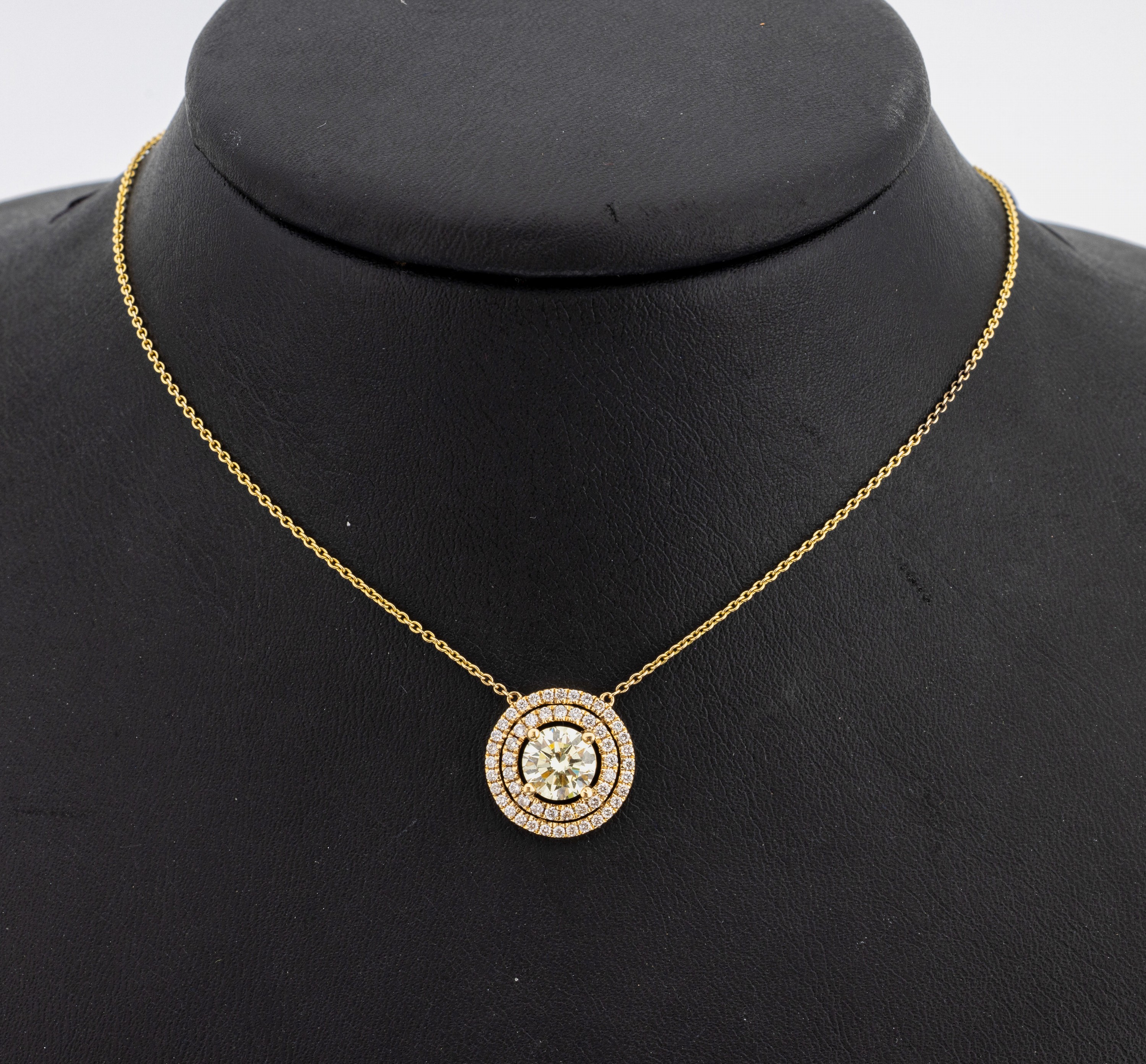 18 kt Gold Brillant-Collier, GG 750/000, rundes Mittelteil, mittig Brillant ca. 1.23 ctnatural light fancy yellow/vs, umgeben von 53 Brillanten zus. ...