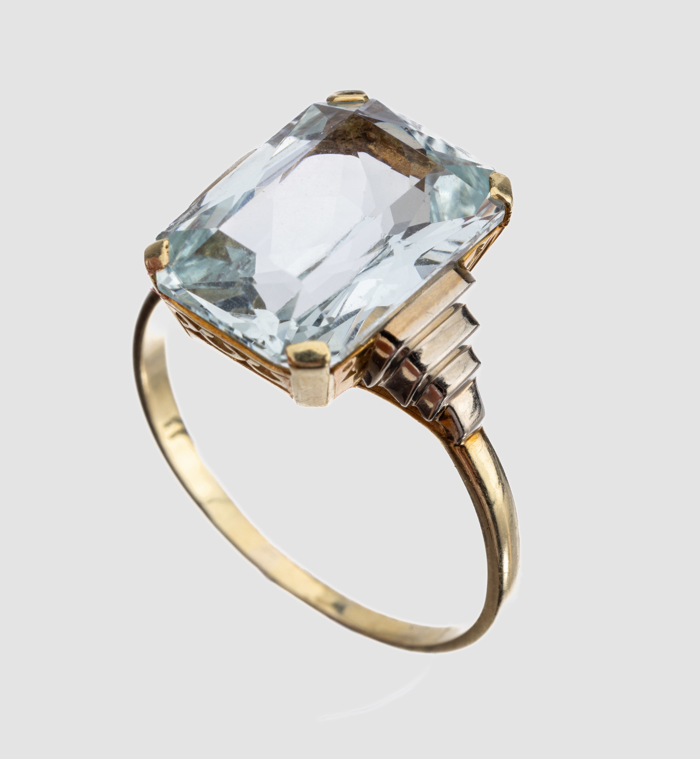14 kt Gold Aquamarin-Ring, GG/WG 585/000, Art-Deco, um 1920, Aquamarin im Emerald Cut ca. 3.0 ct, RW 60, ca. 3.5 g
