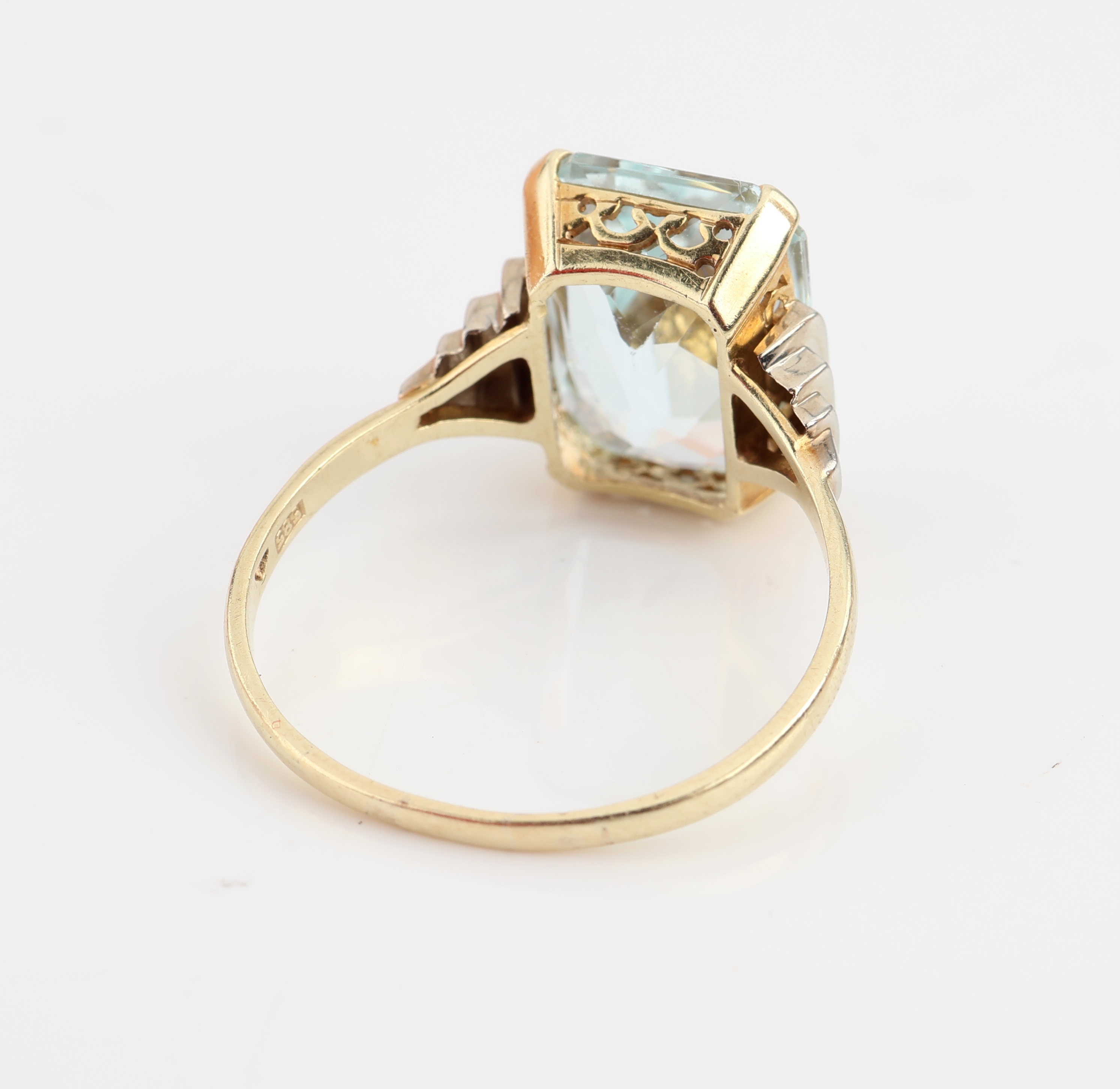 Detail c: 14 kt Gold Aquamarin-Ring, GG/WG 585/000, Art-Deco, um 1920, Aquamarin im Emerald Cut ca. 3.0 ct, RW 60, ca. 3.5 g