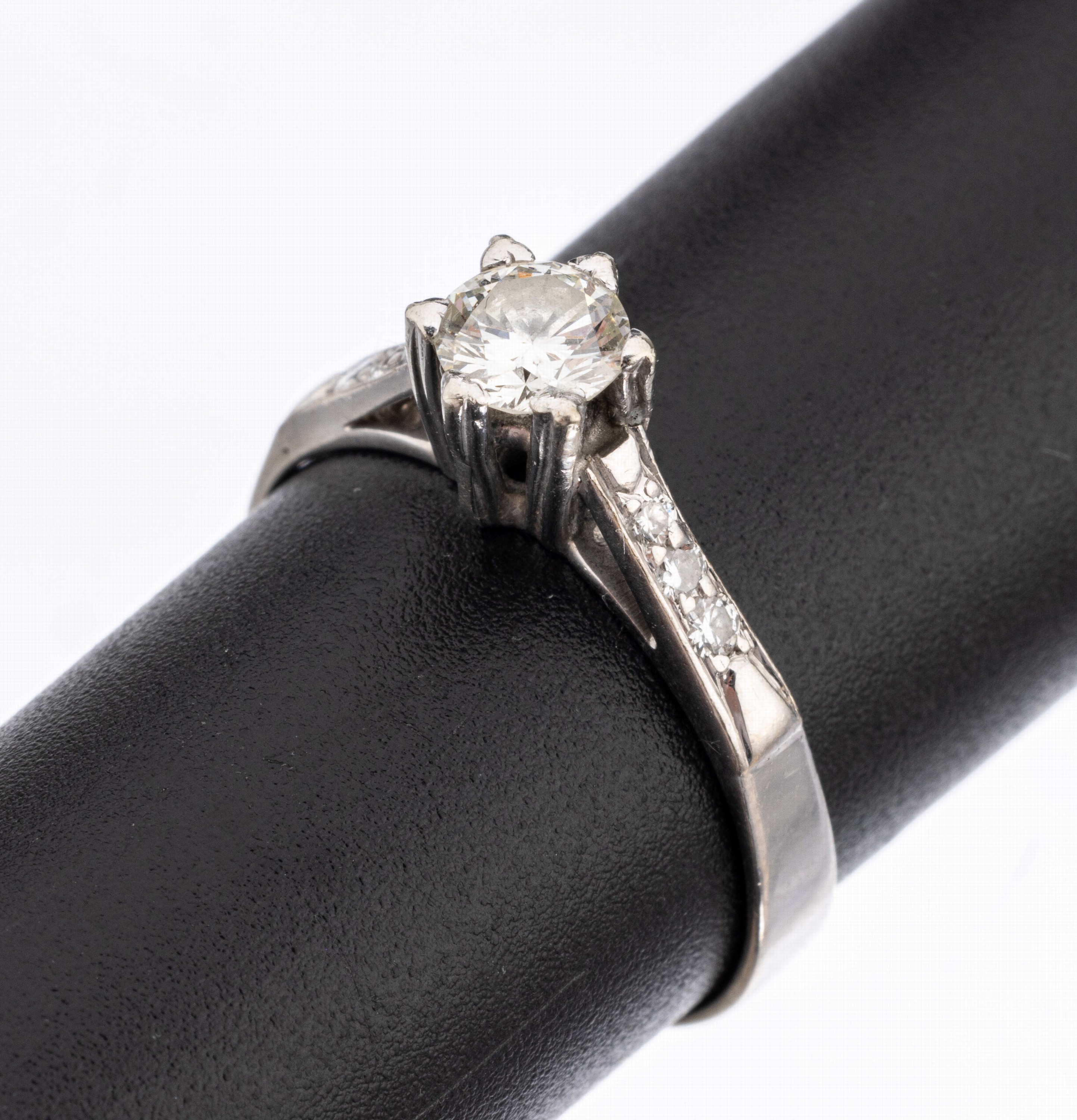 14 kt Gold Brillant-Ring, WG 585/000, Brillant ca. 0.42 ct Weiß/vs, 6 Brillanten zus. ca. 0.08 ct feines Weiß-Weiß/vs-si, ca. 2.5 g, RW 55