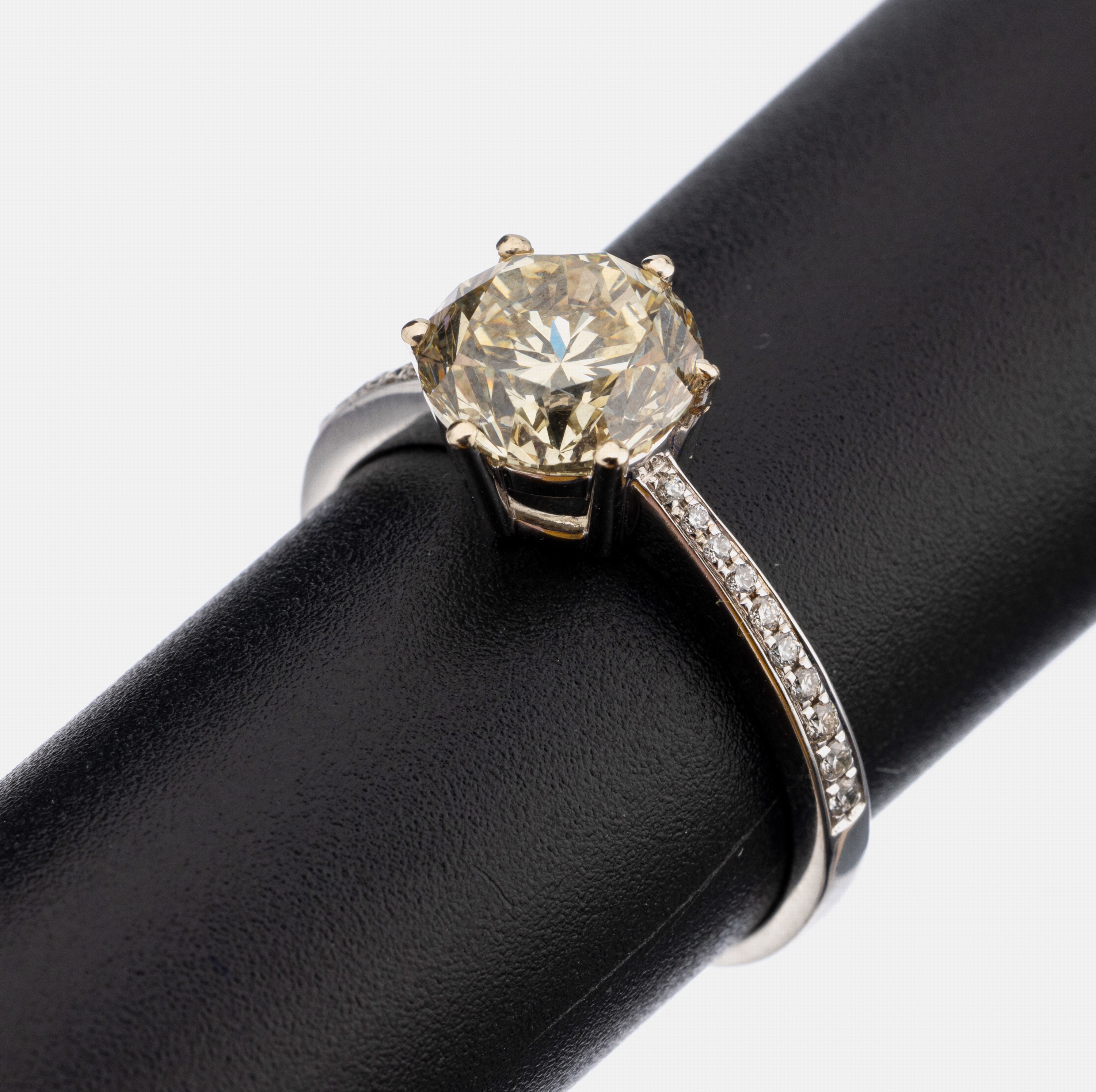 18 kt Gold Brillant-Ring, WG 750/000, mittig Brillant ca. 2.39 ct natural brownish yellow/vs, Ringschultern mit 20 Brillanten zus. ca. 0.13 ct ...