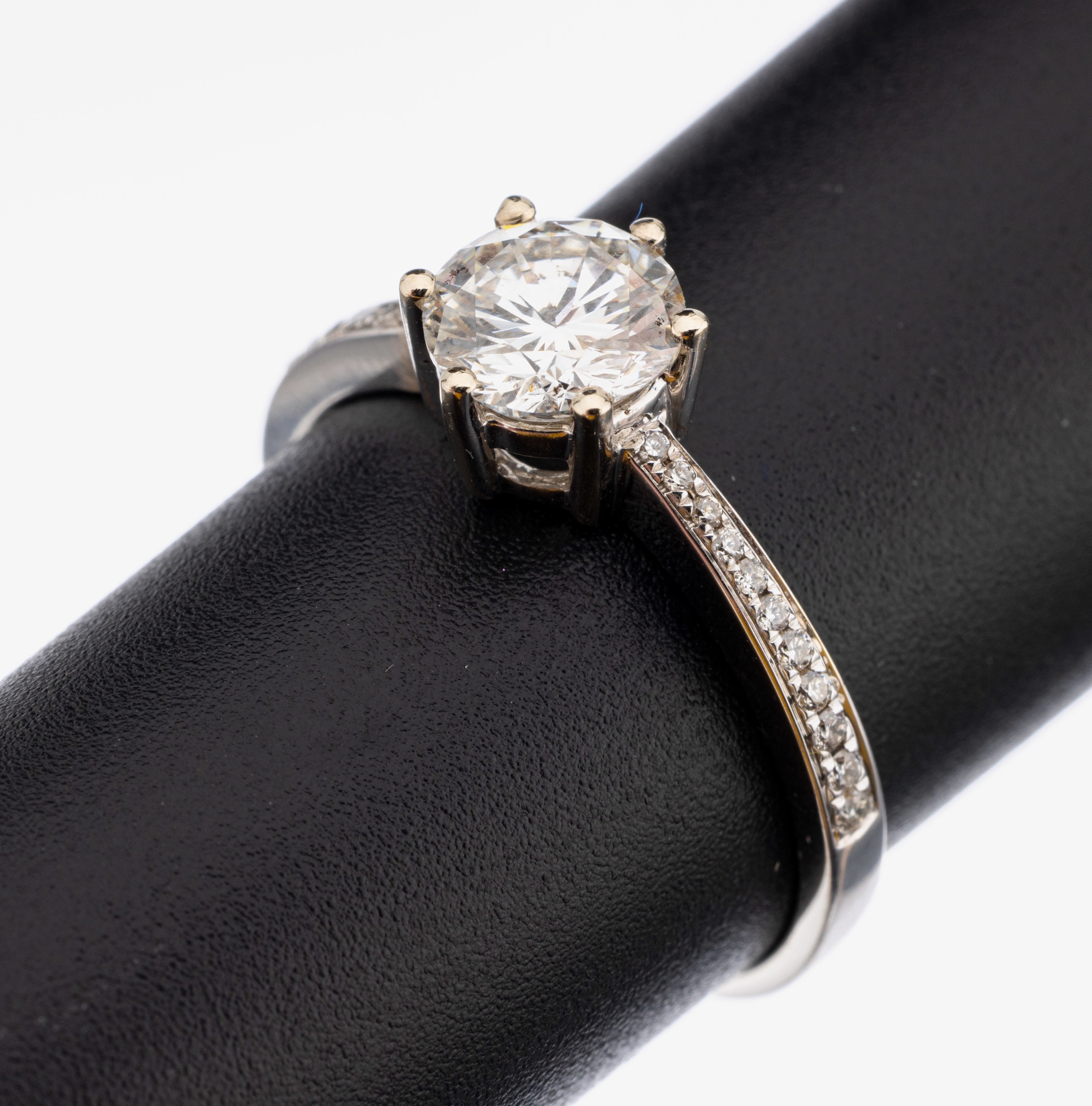18 kt Gold Brillant-Ring, WG 750/000, mittig Brillant ca. 1.00 ct feines Weiß(G)/vs1, Ringschultern mit 22 Brillanten zus. ca. 0.13 ct feines ...