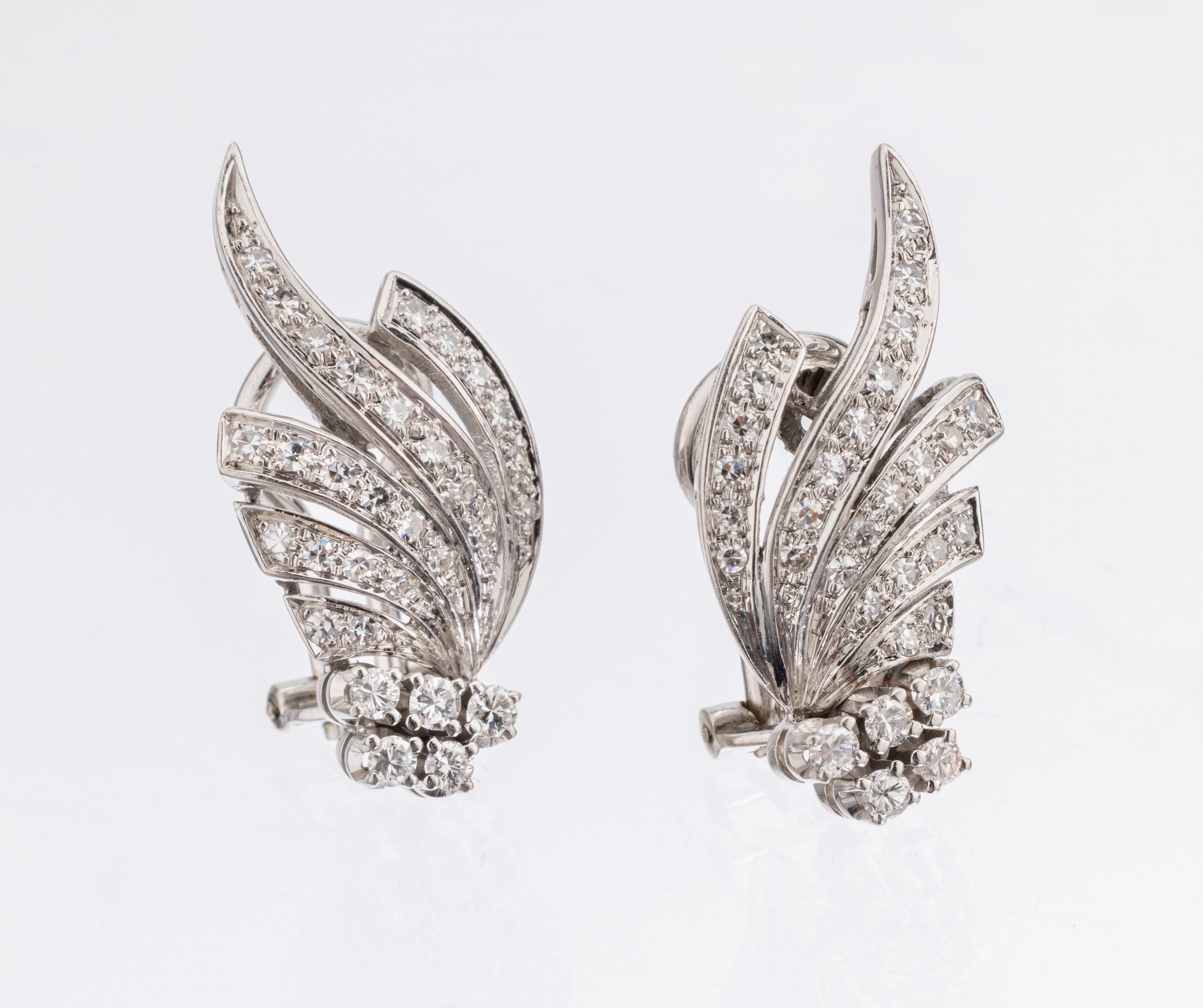 Paar 18 kt Gold Diamant-Ohrclips, WG 750/ 000, geschwungen, 10 Brillanten und 52 8/8- Diamanten zus. ca. 1.10 ct Weiss/si, ca. 8.4 g