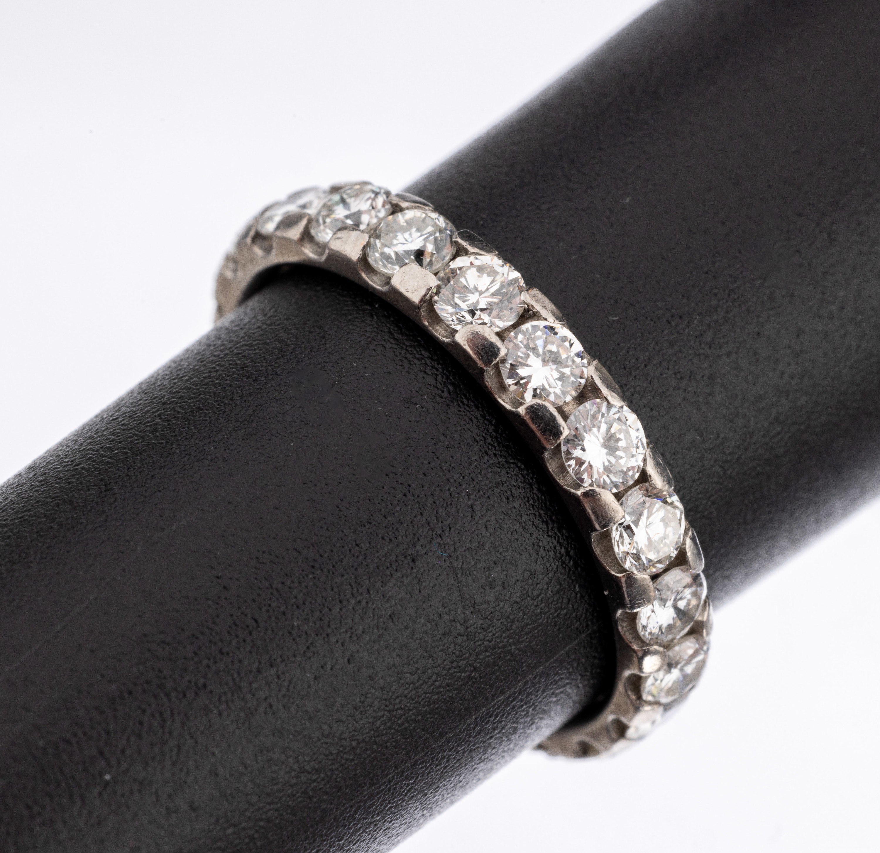 18 kt Gold Brillant-Memoryring, WG 750/000,20 Brillanten zus. ca. 1.50 ct feines Weiß-Weiß/vs-si, RW 53, ca. 2.9 g